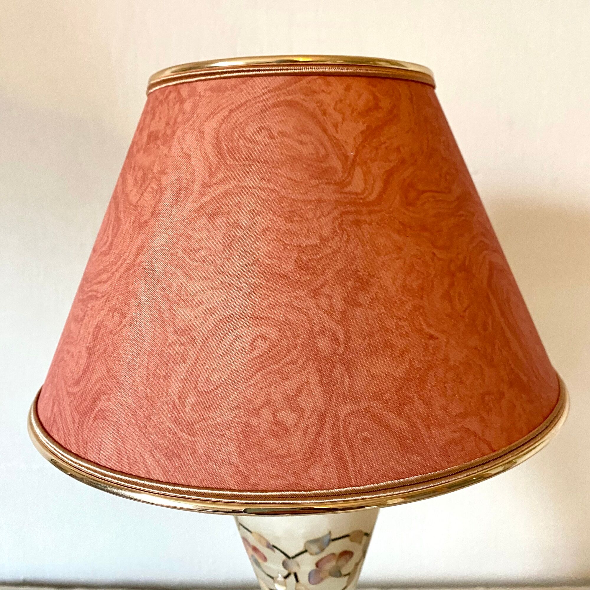 Vintage lamp in alabaster and mother-of-pearl