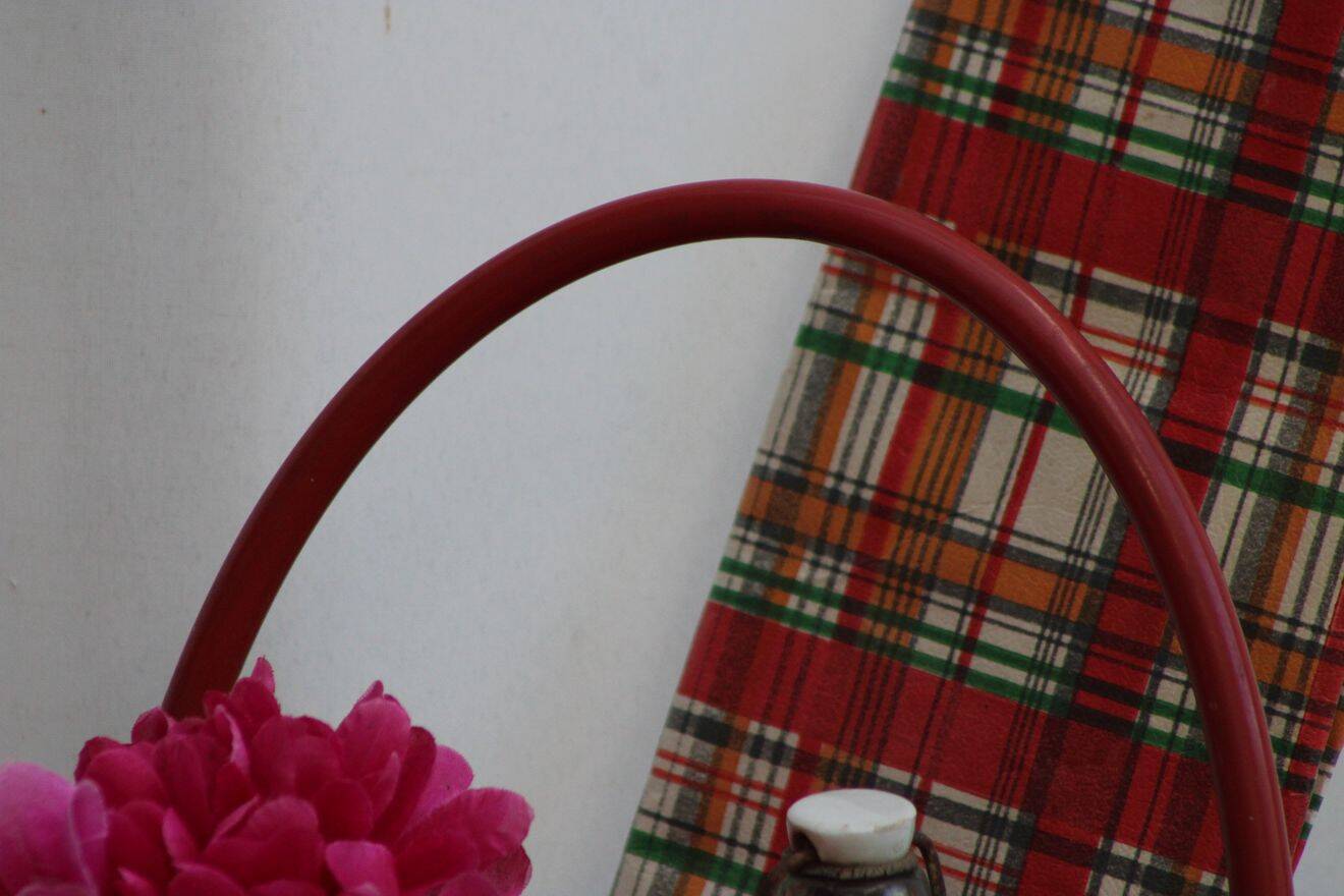 Wicker basket and scoubidou