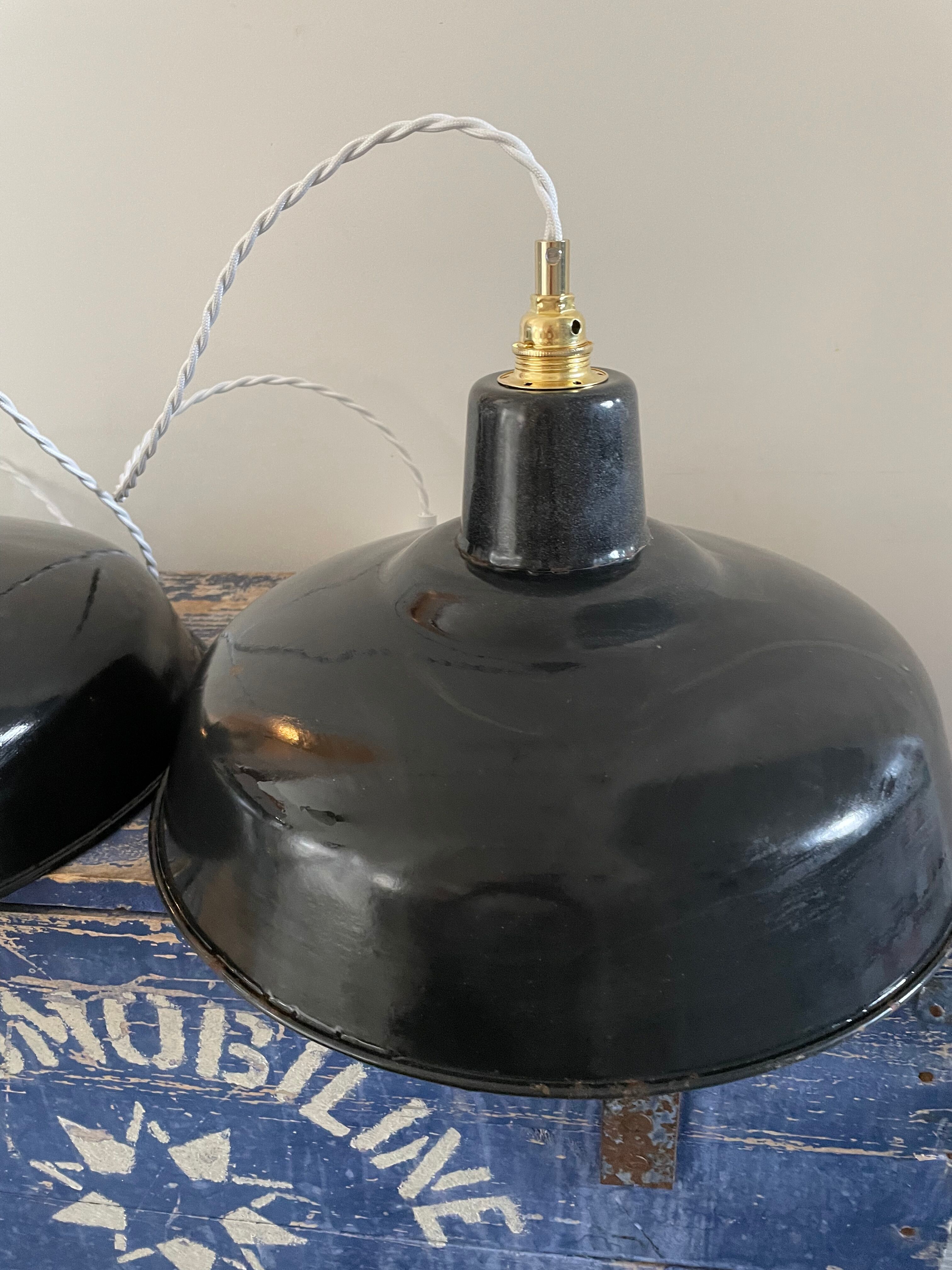 Lot de deux suspensions en tôle émaillée noire