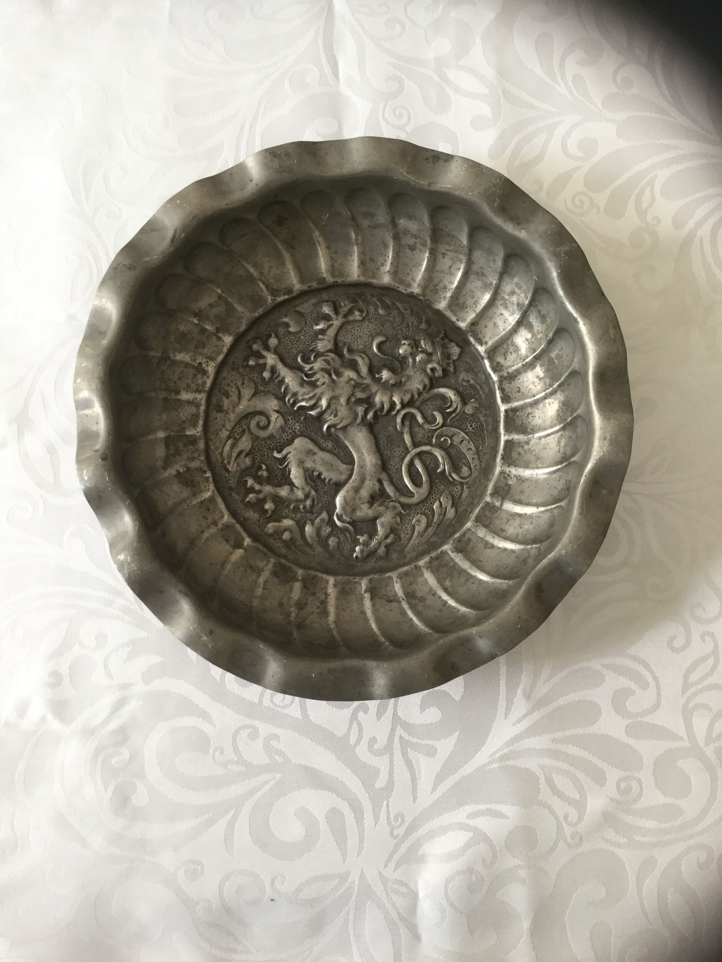Tin crowned lion dish