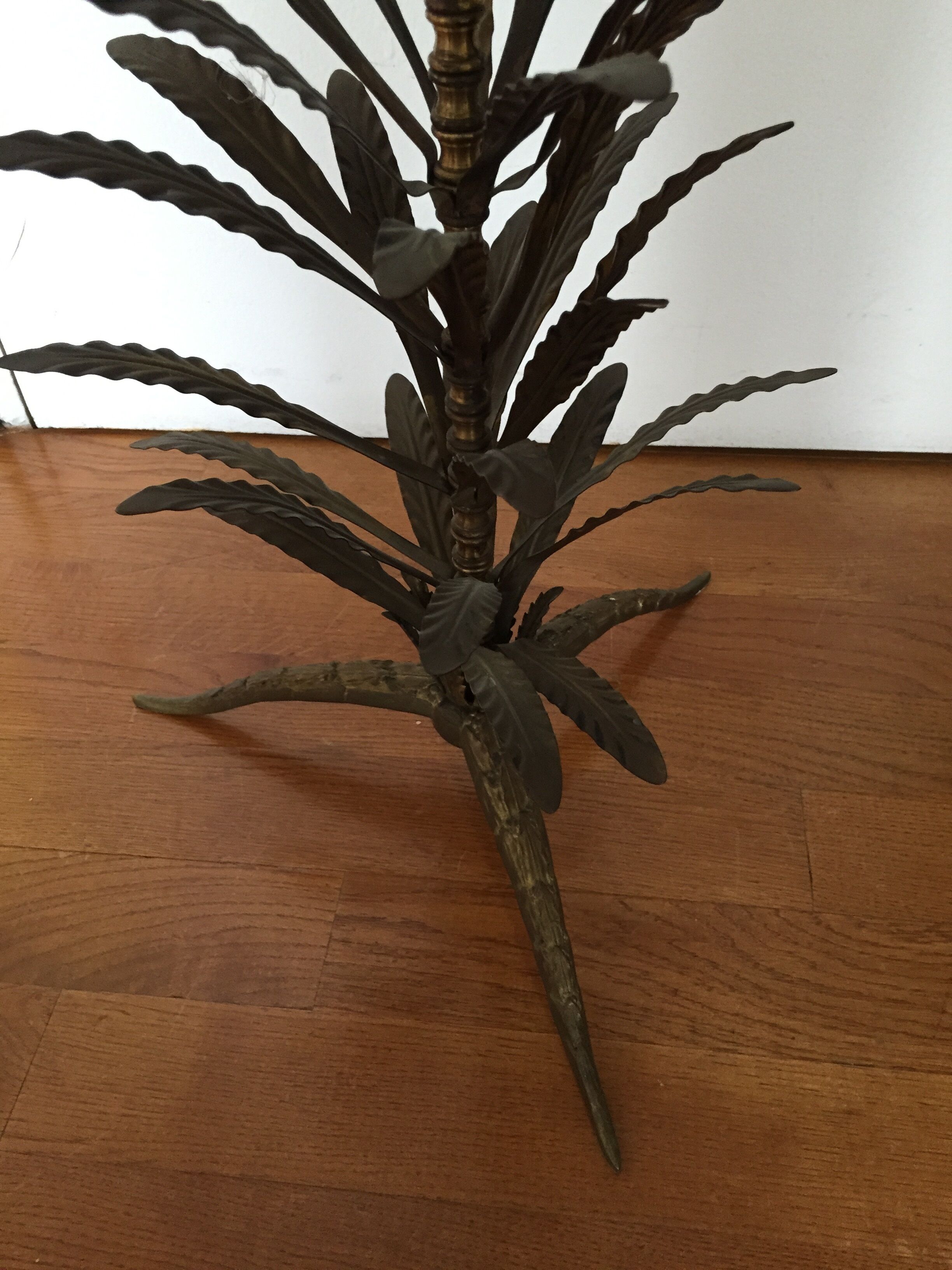 Vegetal leg table with glass top