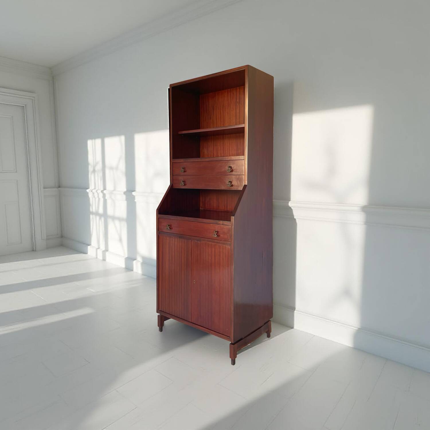 Bibliothèque italienne en bois et placage d'acajou, années 1960.