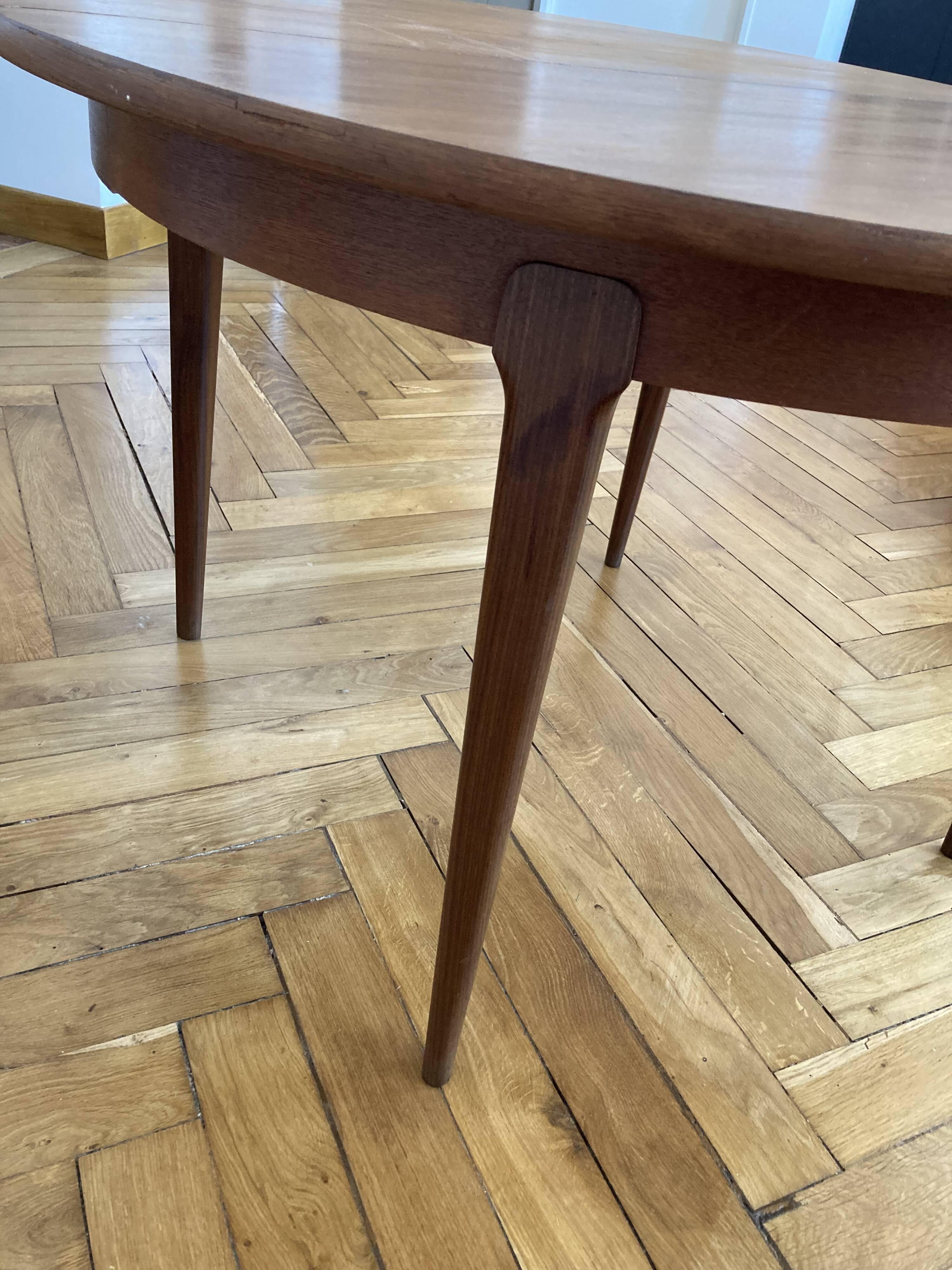 Extendable Scandinavian table