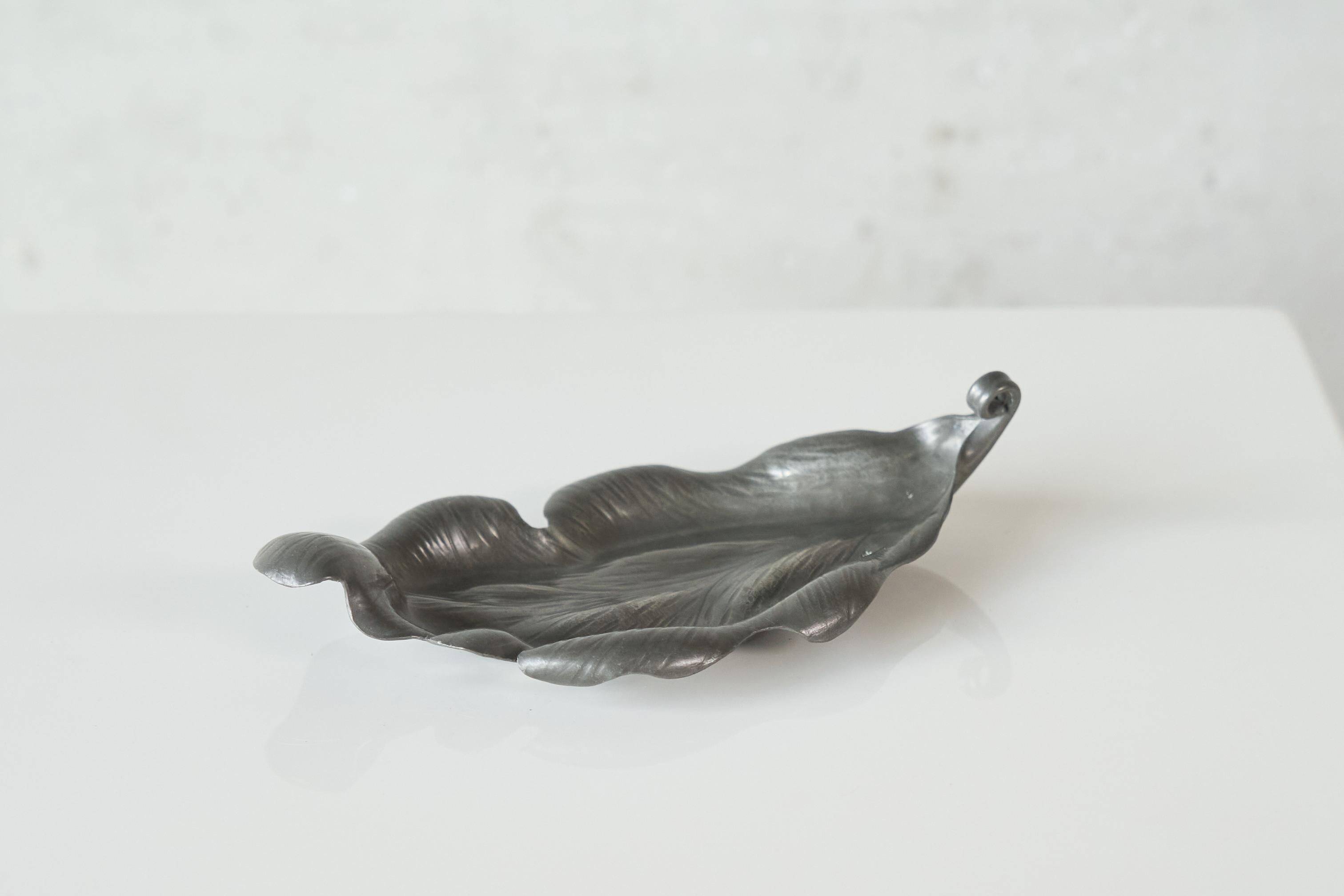 Mid-century leaf-shaped tray in tin from the 1960s.