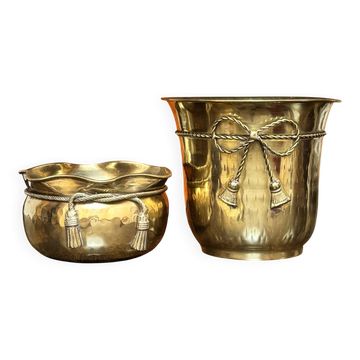 Paire de cache-pots en laiton, décor de cordelière et pompons