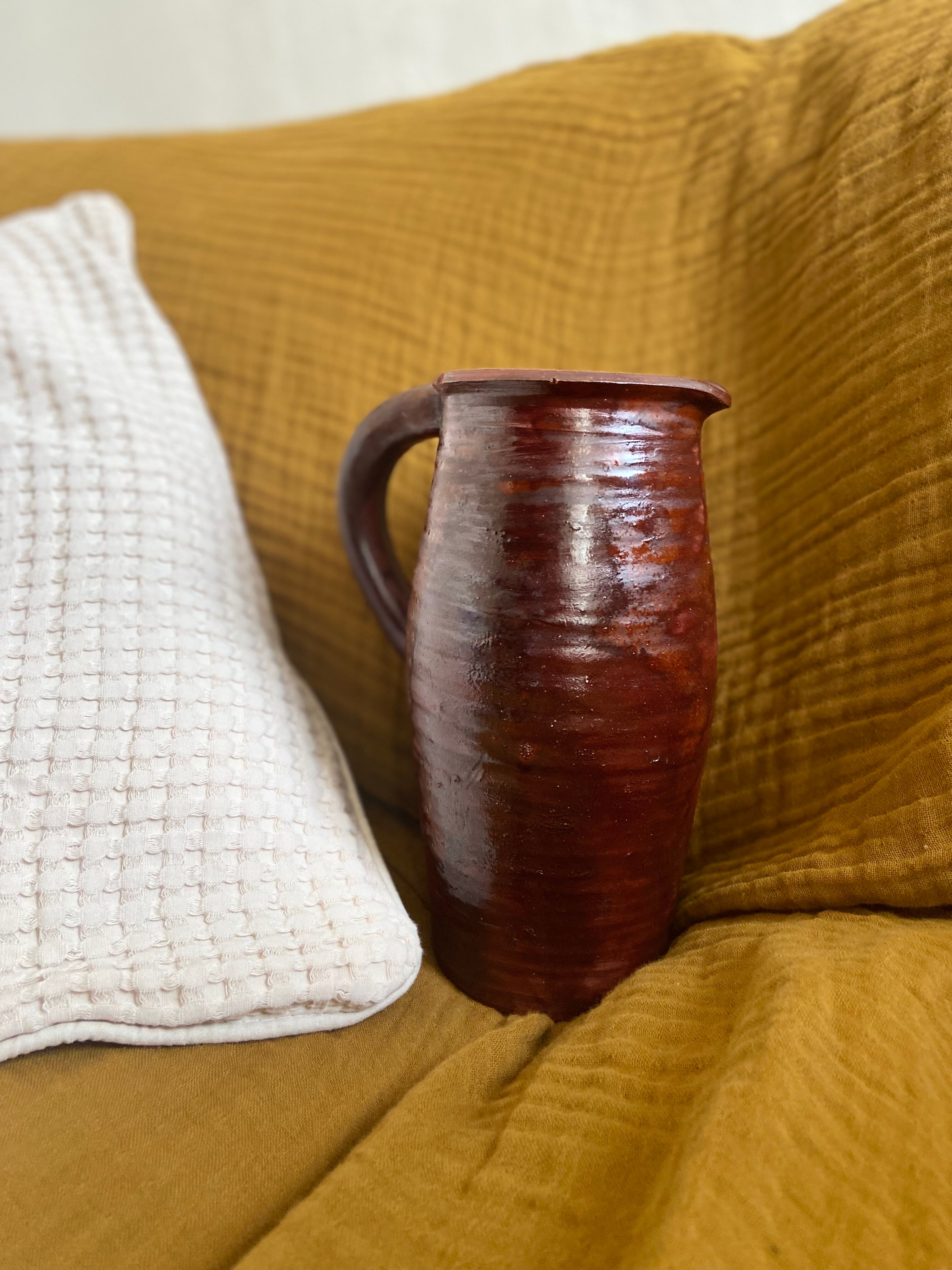 Terracotta vase bordeaux