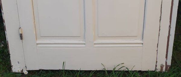 Porte 81,2x212 et cadre bâti de communication panneautée moulurée ancienne