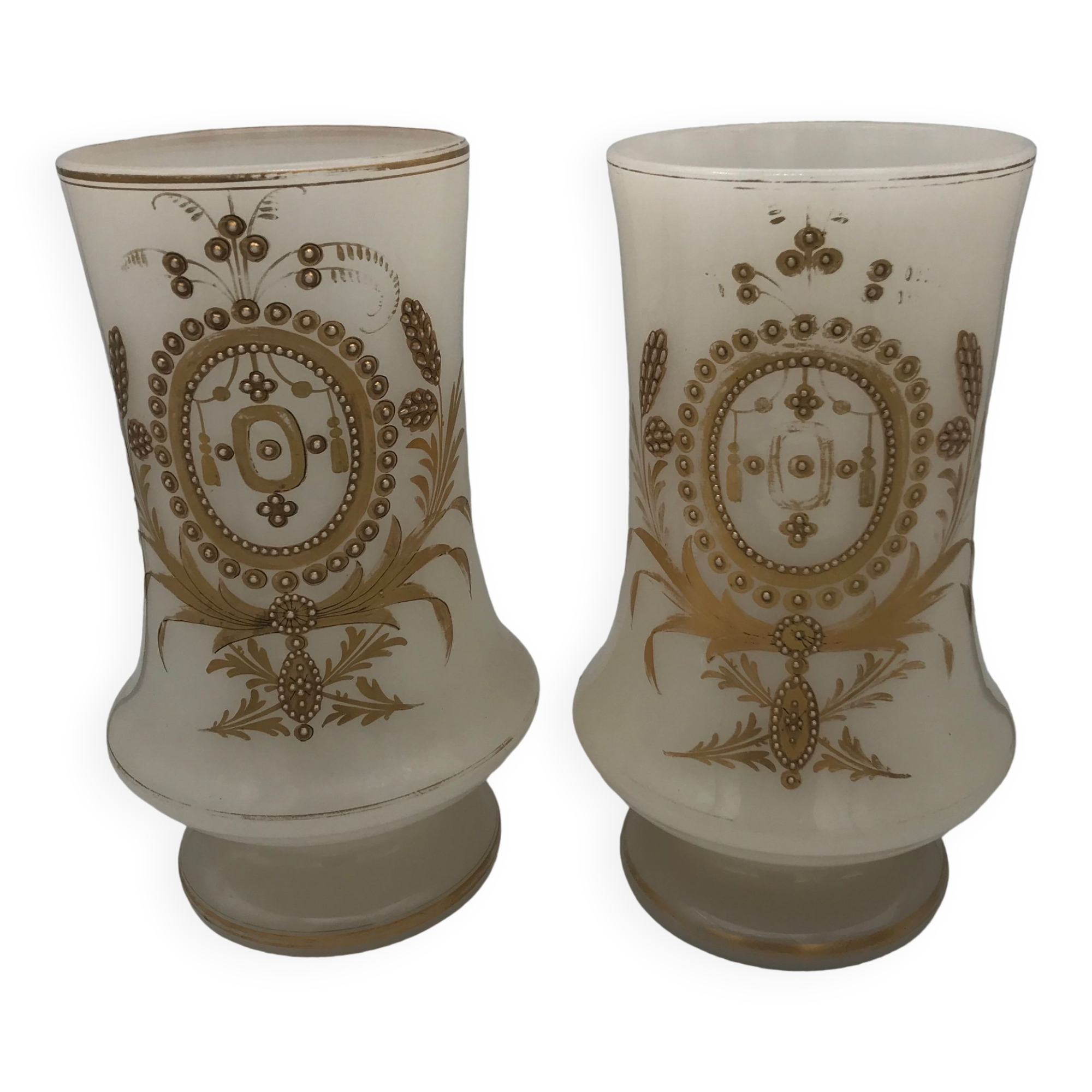 Paire de vases en opaline décor de motifs de guirlandes, liserés d’or, xixème