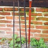 Grand & ancien serviteur de cheminée en fer forgé - 2 accessoires