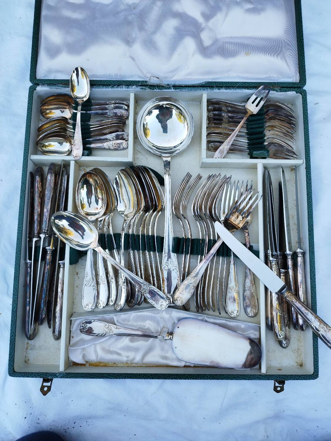 Complete cutlery in silver metal 62 pieces 12 place settings