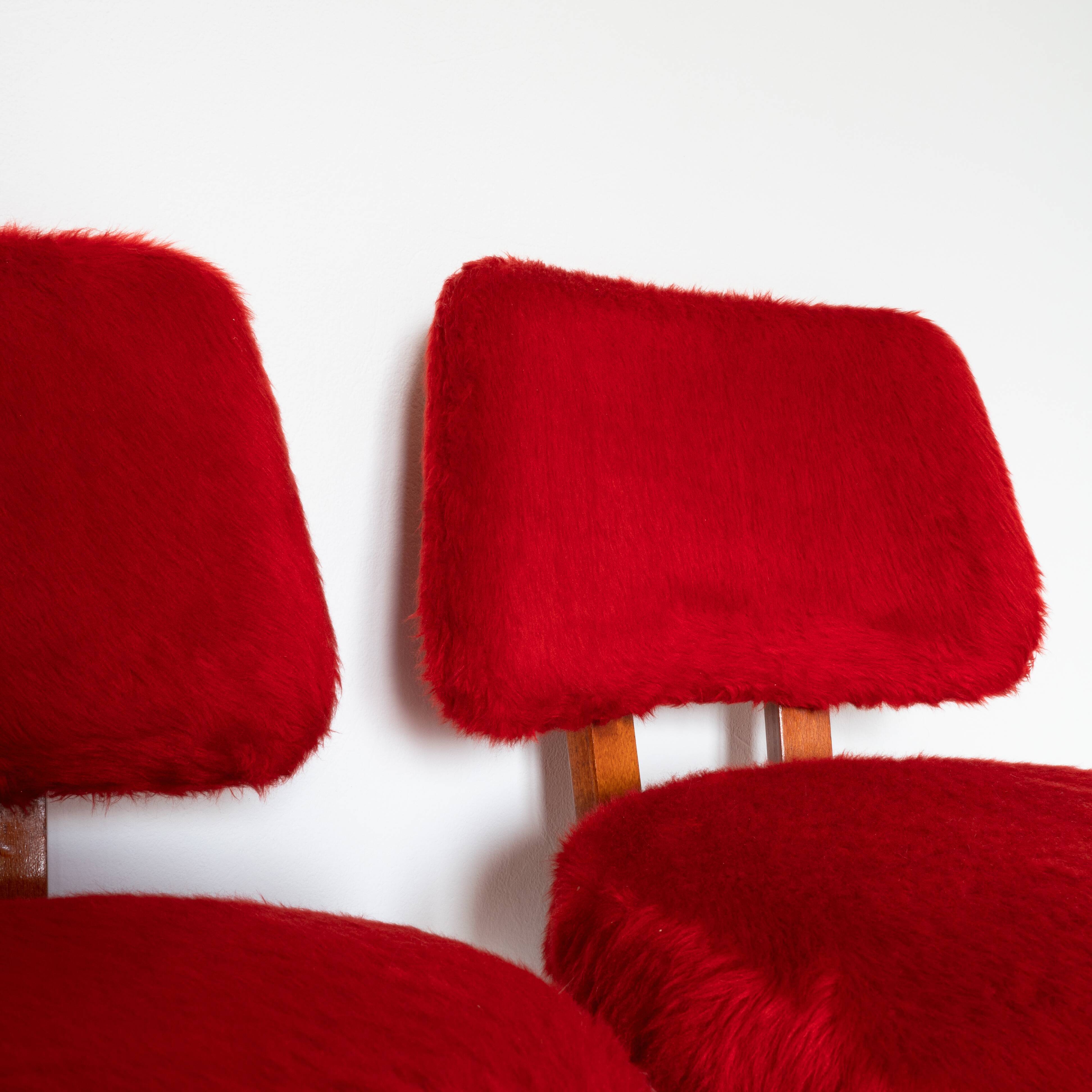 Set of 5 wooden chairs with red Pelfran moumoute
