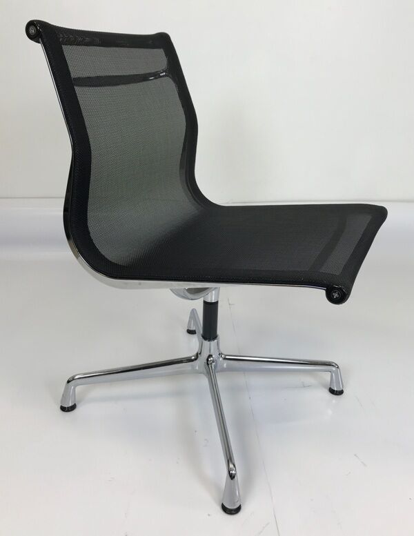 Chaise EA 107 par Charles et Ray Eames pour Vitra