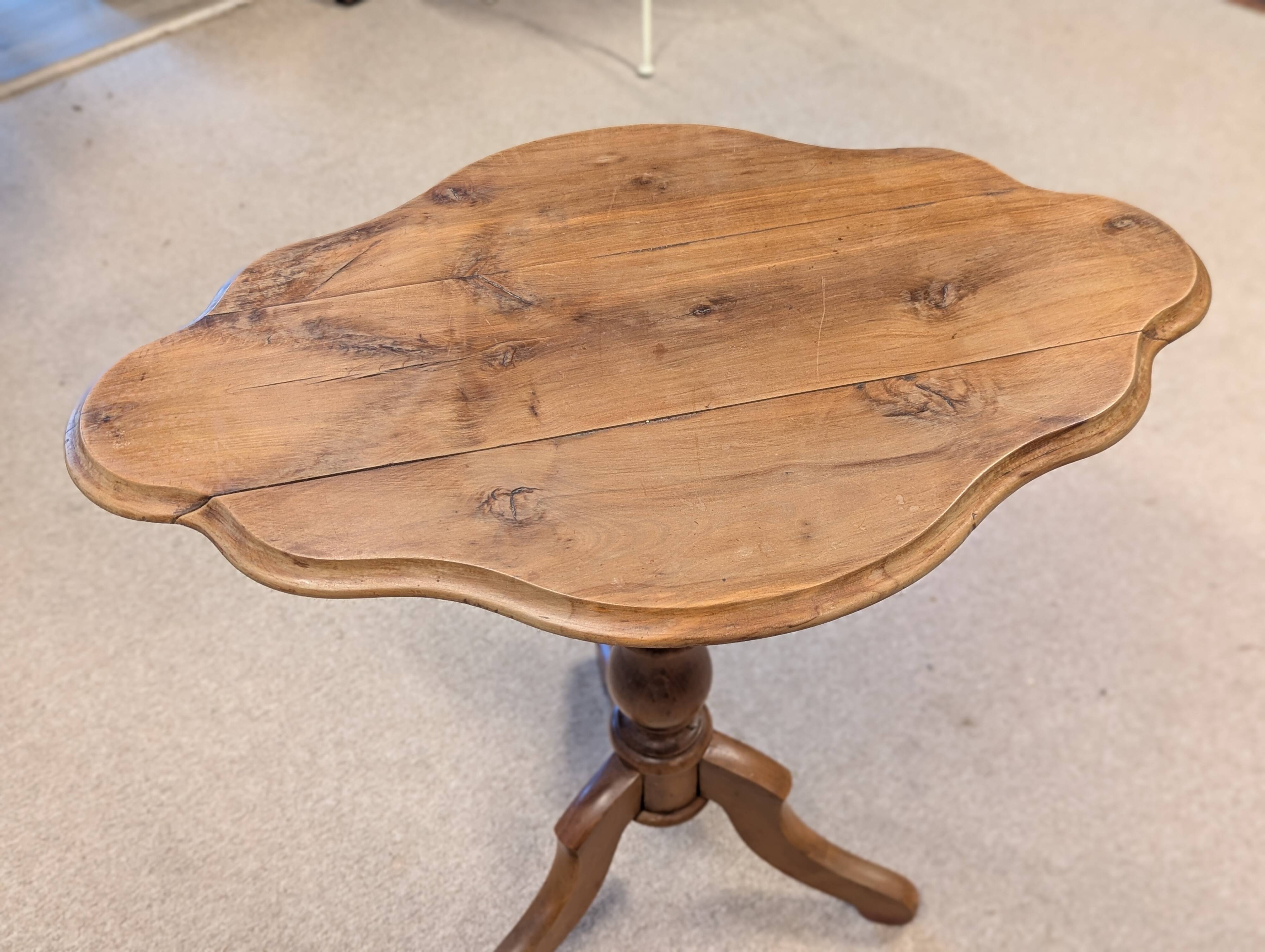 Violin side table in walnut