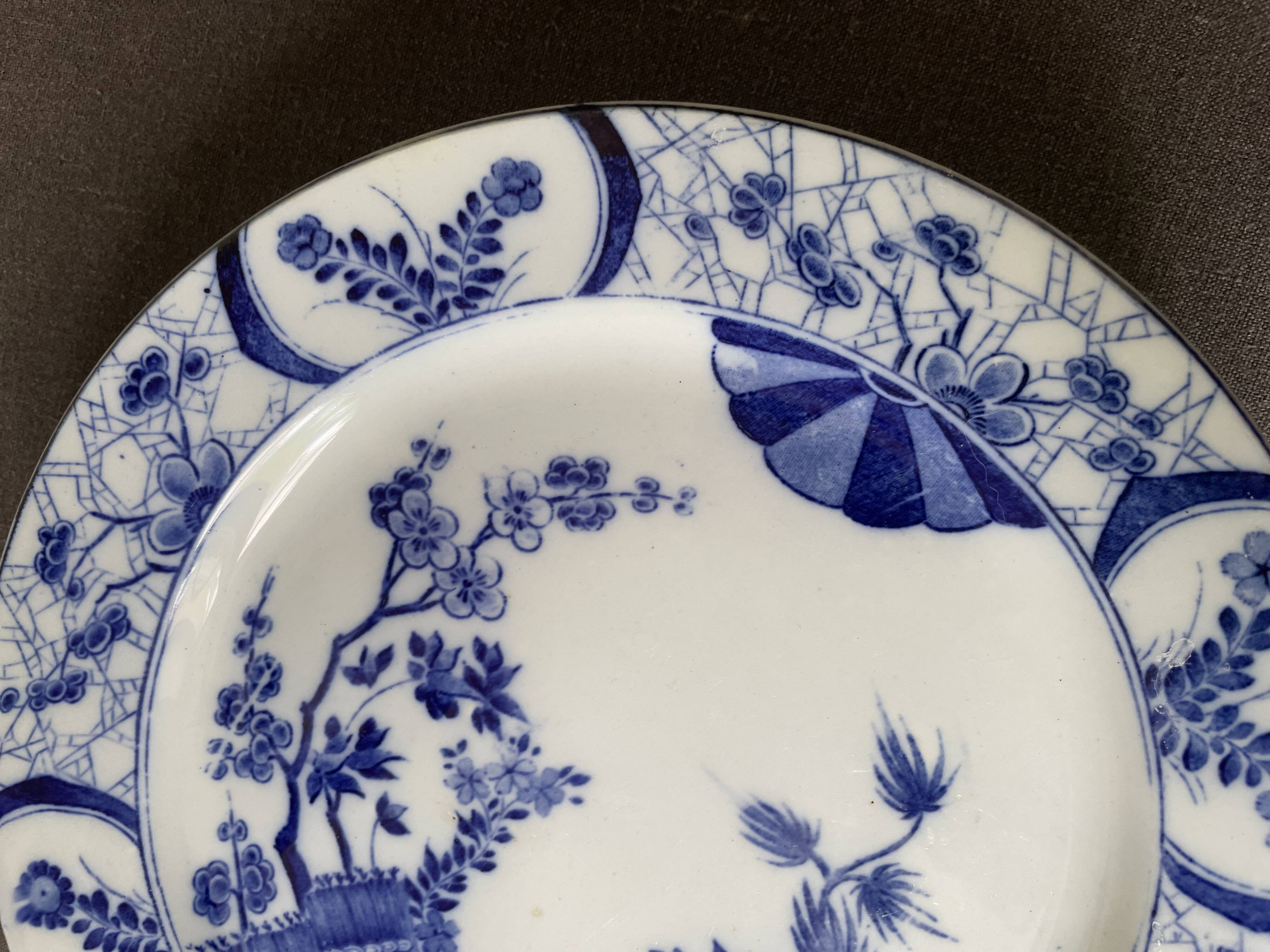 Assiette sur piédouche en faïence bleue et blanche Creil & Montereau, service "Japon", XIXème siècle