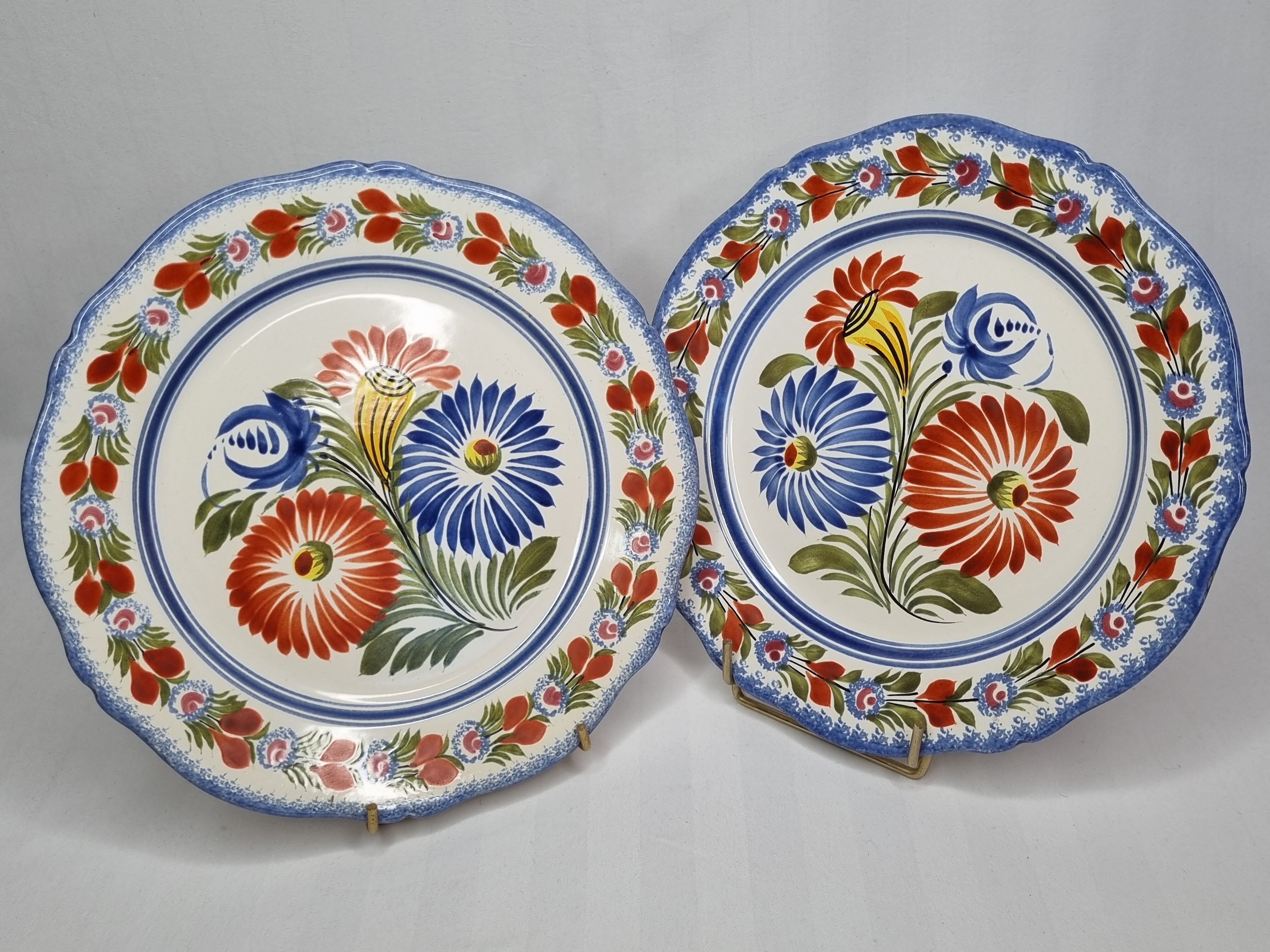 Pair of Henriot Quimper plates decorated with flower, 24 cm