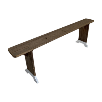 Banc en chêne clair, bas des pieds peints en blanc