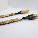 Set de couverts de service en corne de buffle et manche strié en os