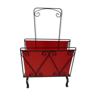 Magazine rack in wrought iron, in red and black