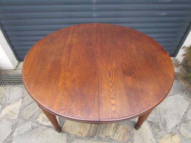 Antique round table in solid oak