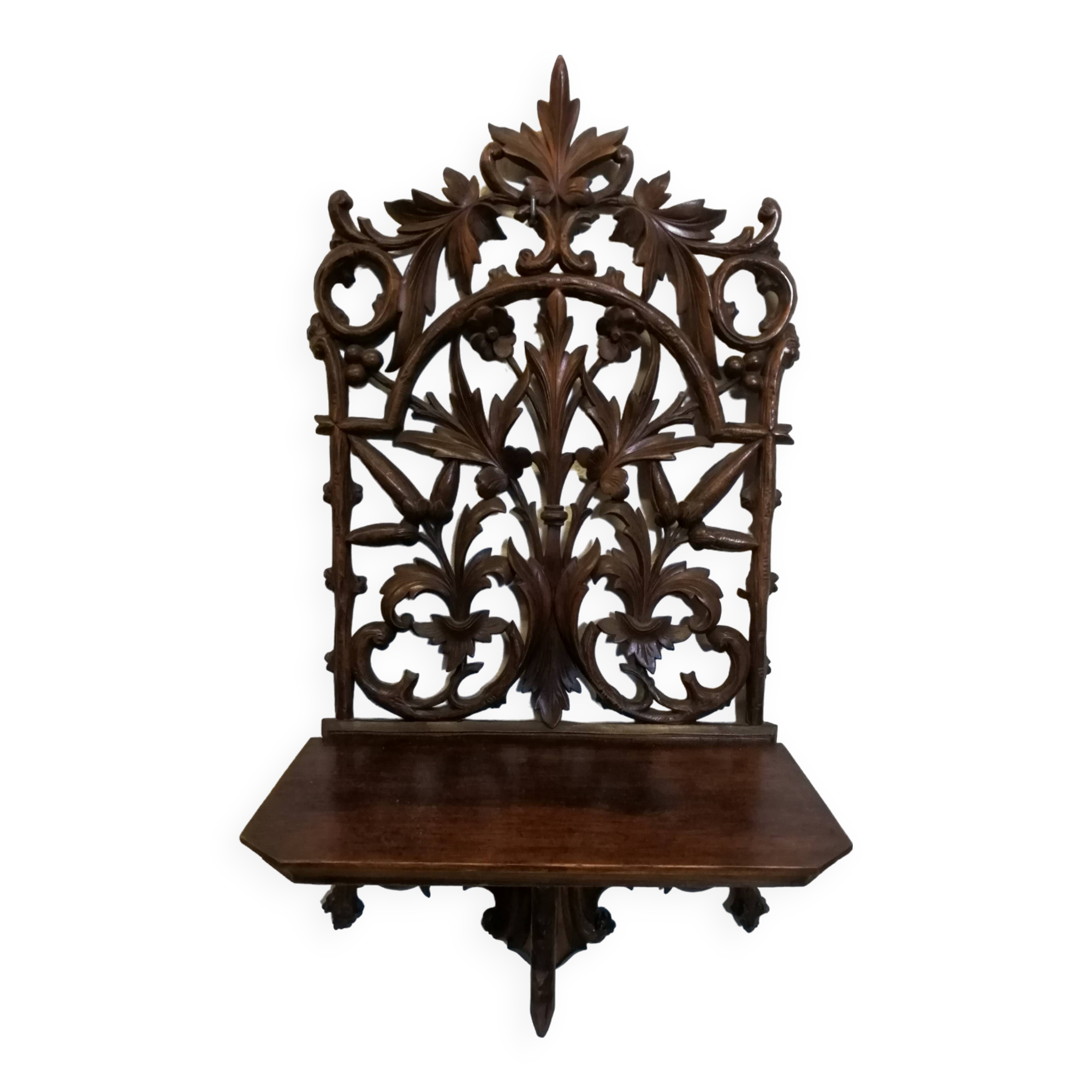 Étagère murale en bois sculpté