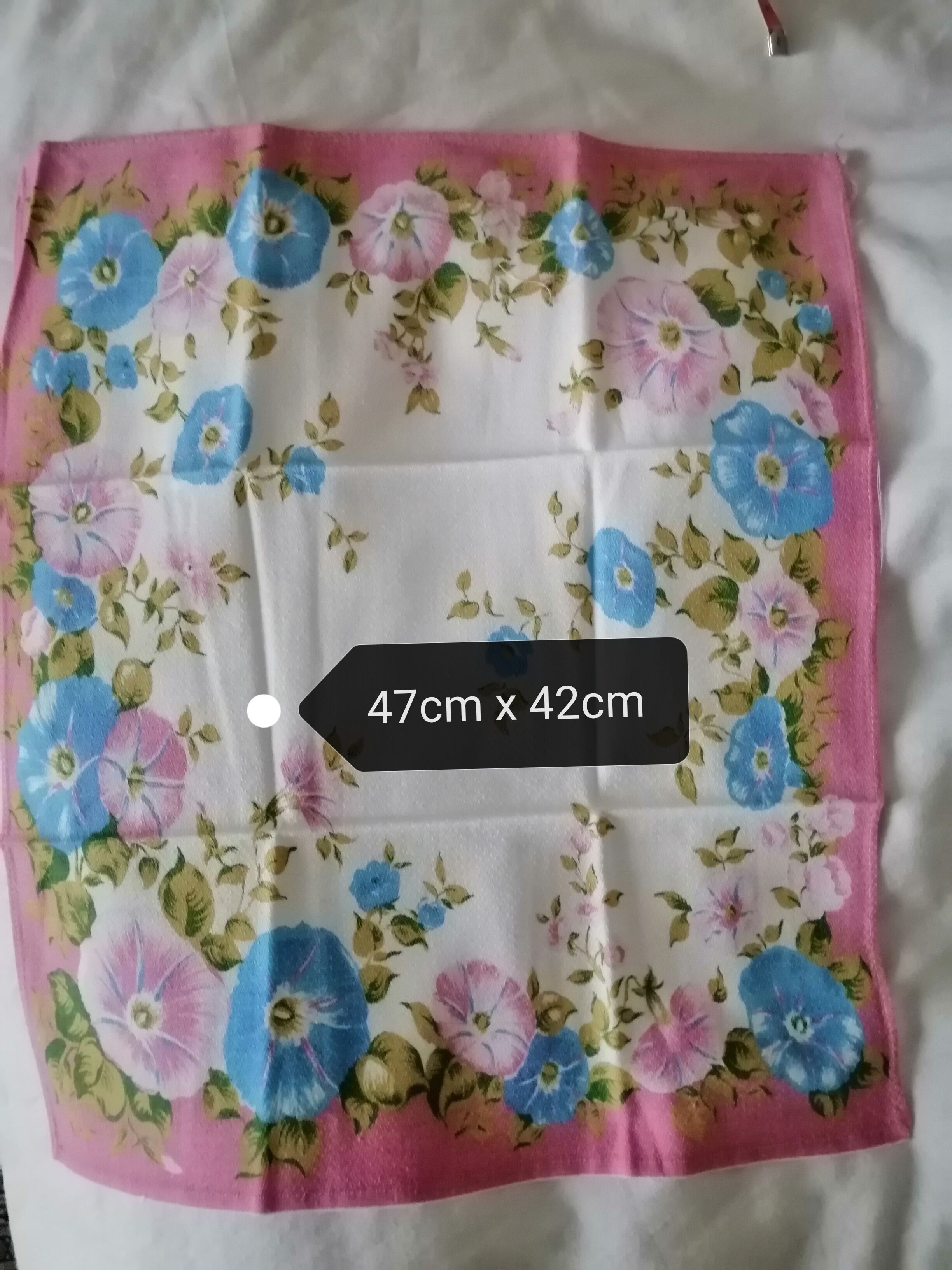 Lot 1 tablecloth & 11 country towels