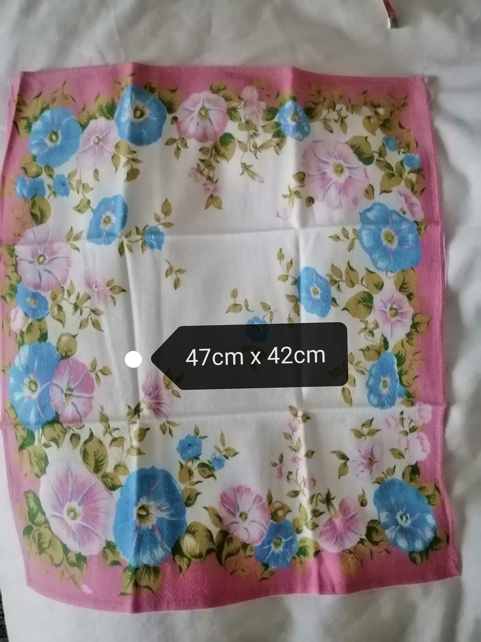 Lot 1 tablecloth & 11 country towels