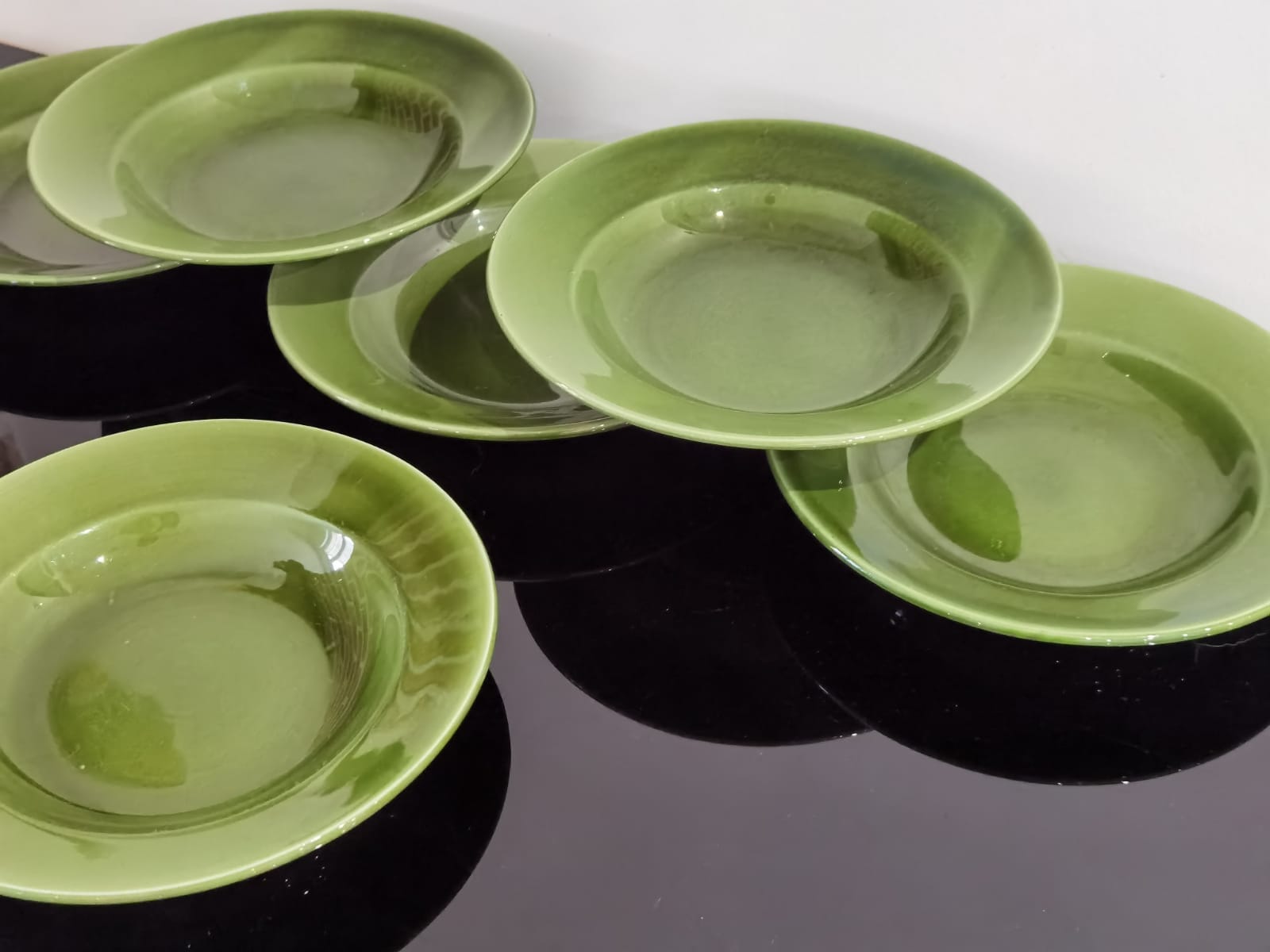 Hollow plates in glazed glazed ceramic green