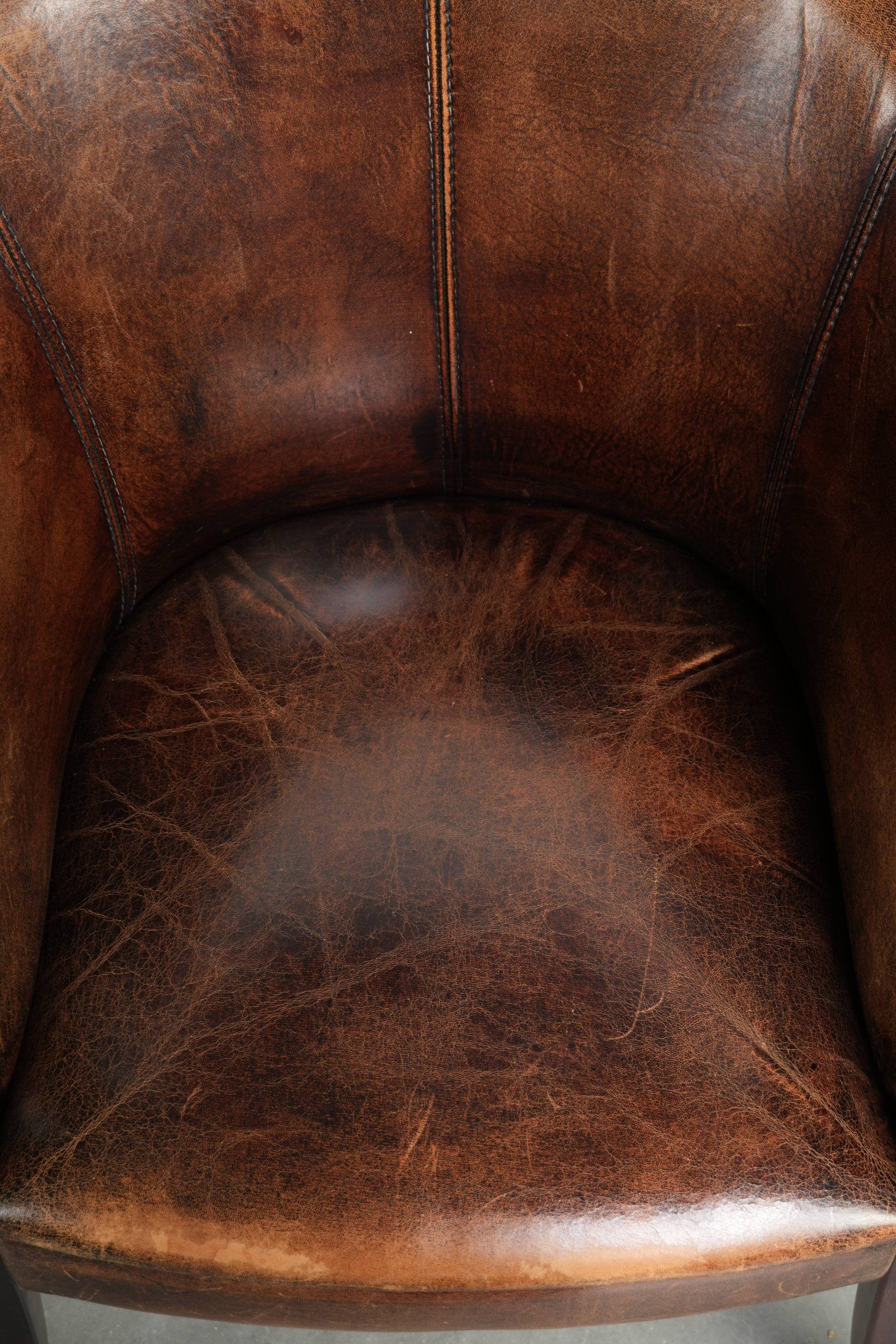 Ensemble de deux fauteuils en peau de mouton / fauteuils tubulaires avec une belle patine.