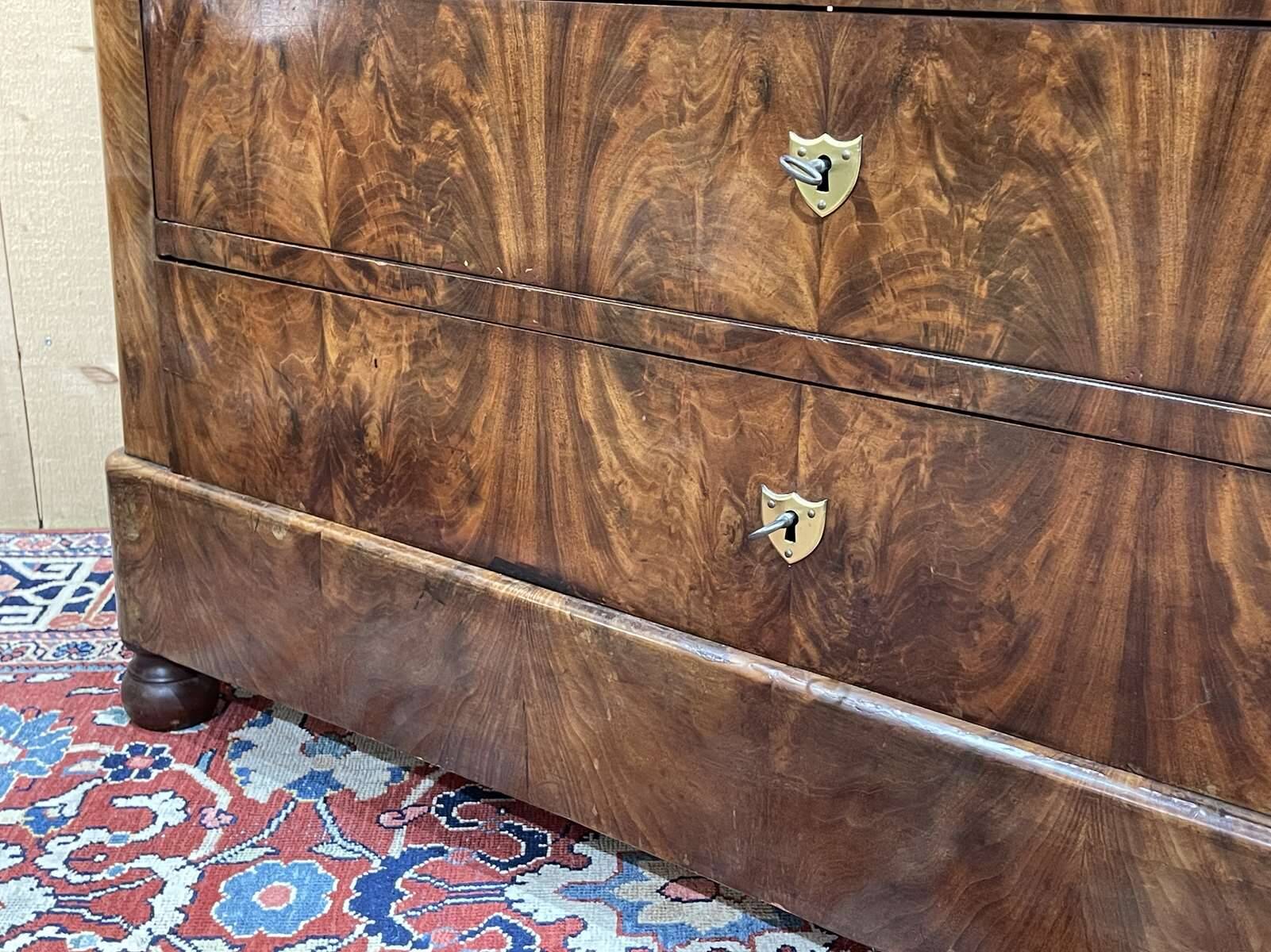 19th century Restoration chest of drawers in mahogany and marble top