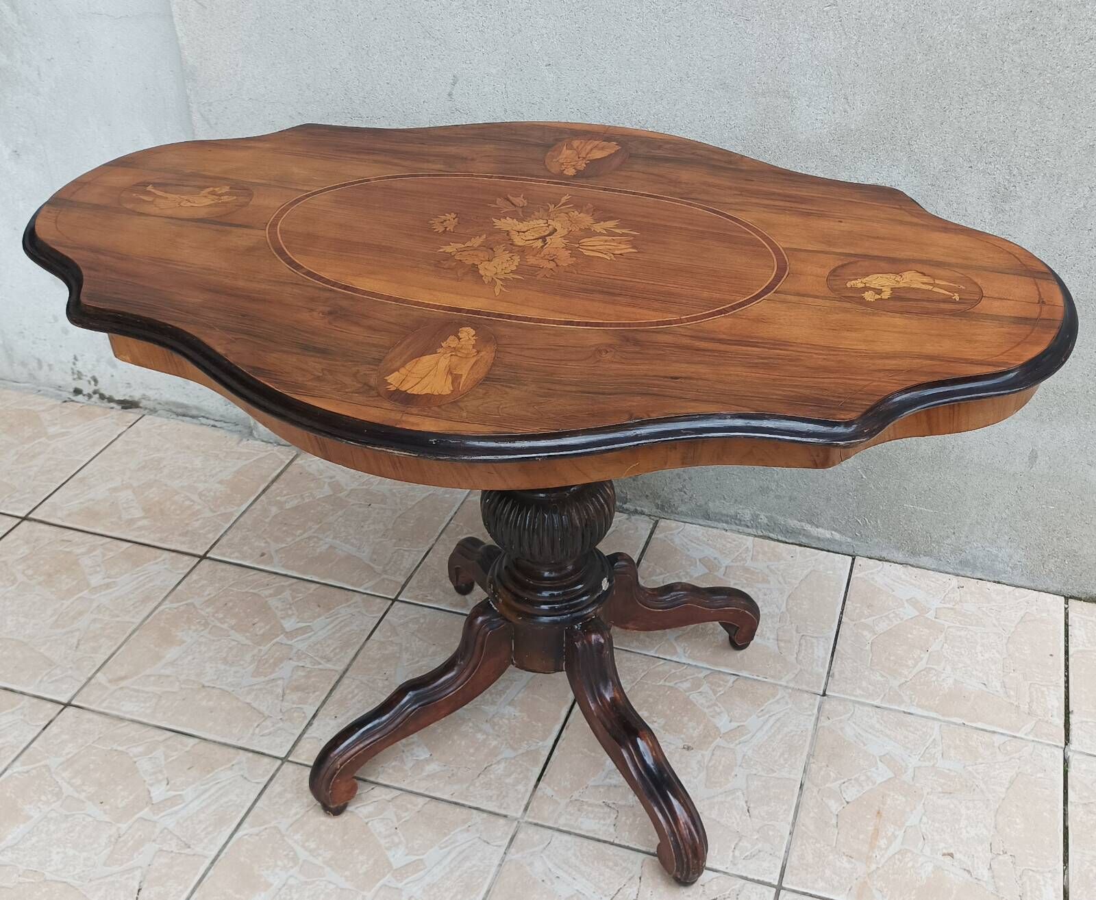 Napoleon III walnut burl table