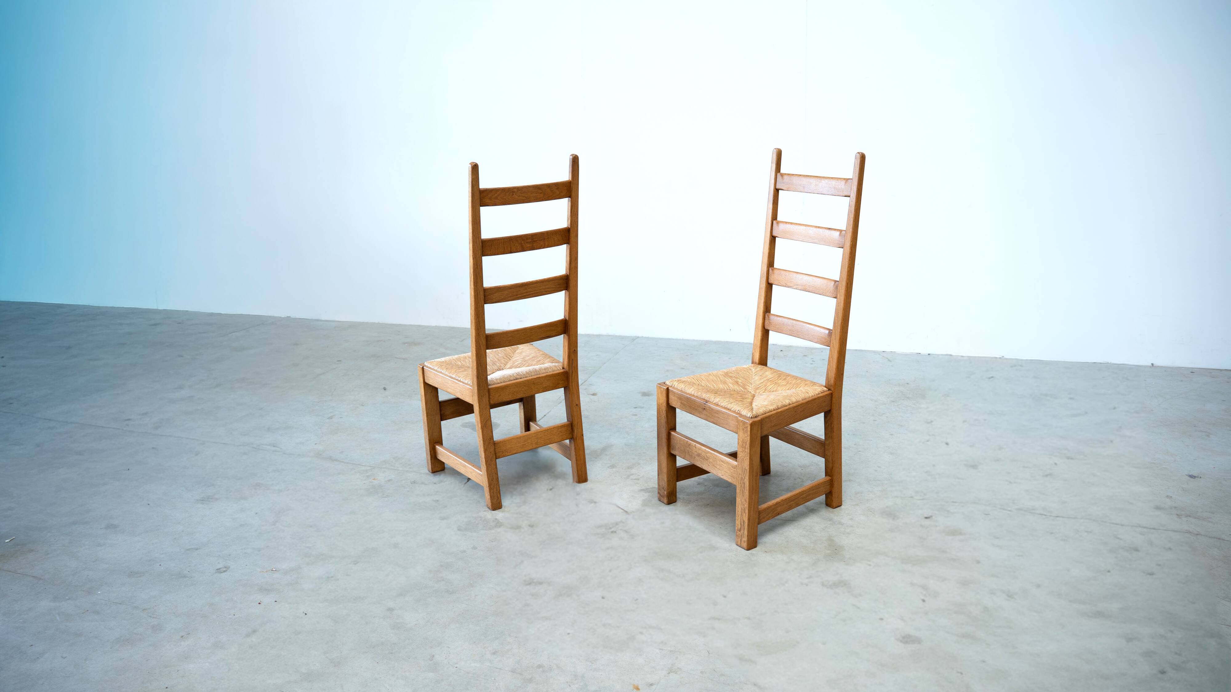 Ensemble de six chaises de salle à manger françaises à dossier haut
