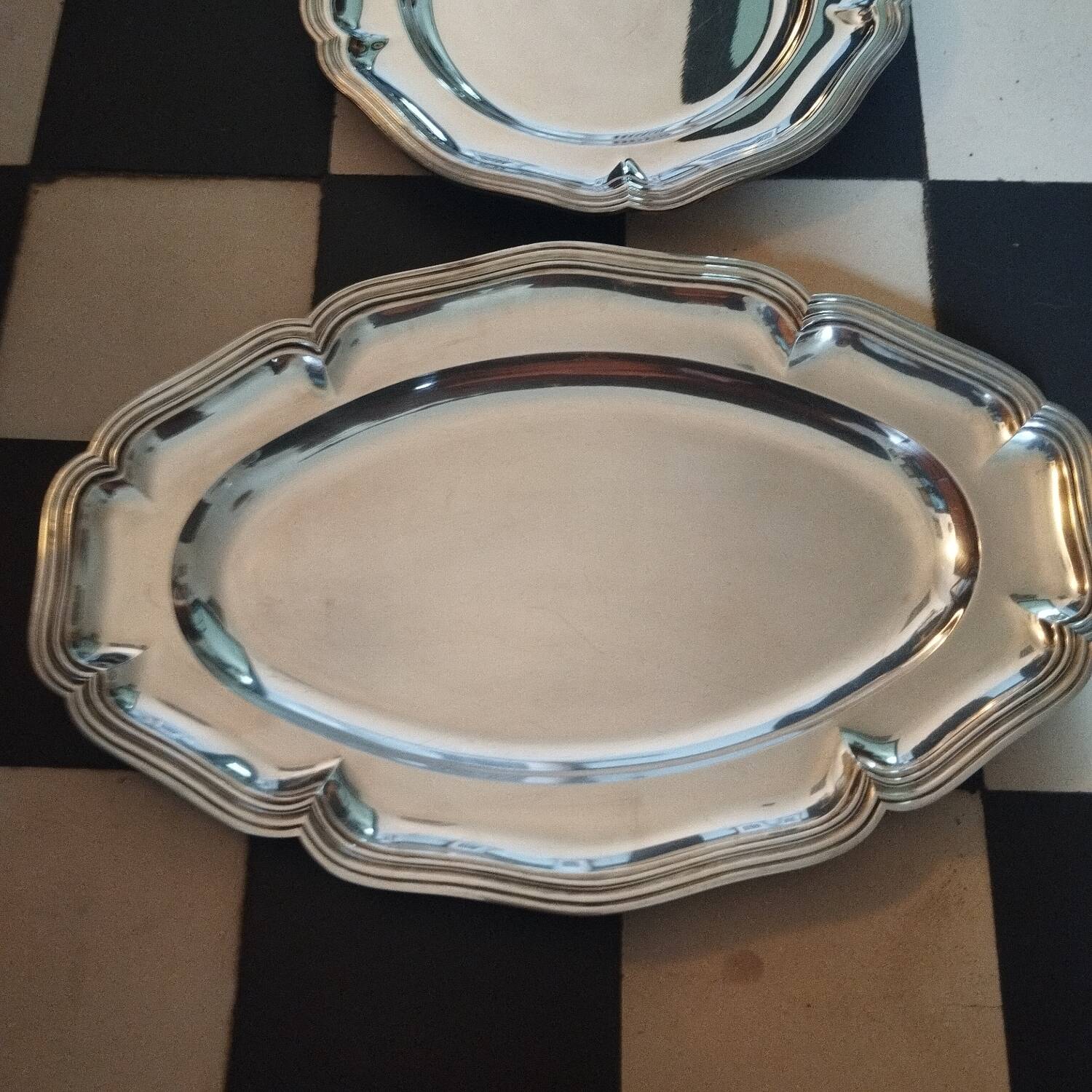2 silver-plated metal dishes
