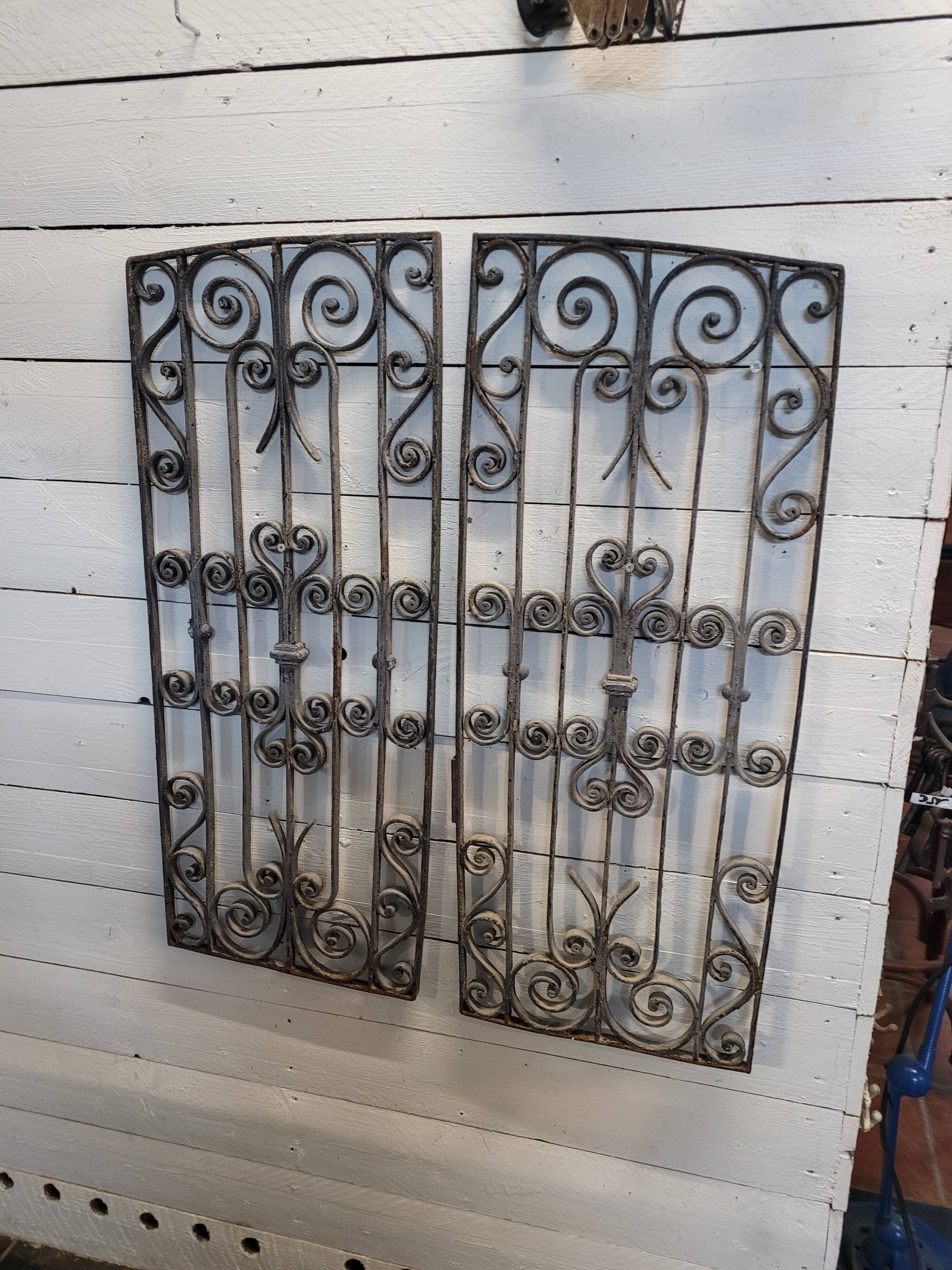 Ancienne paire de grilles en fer forgé