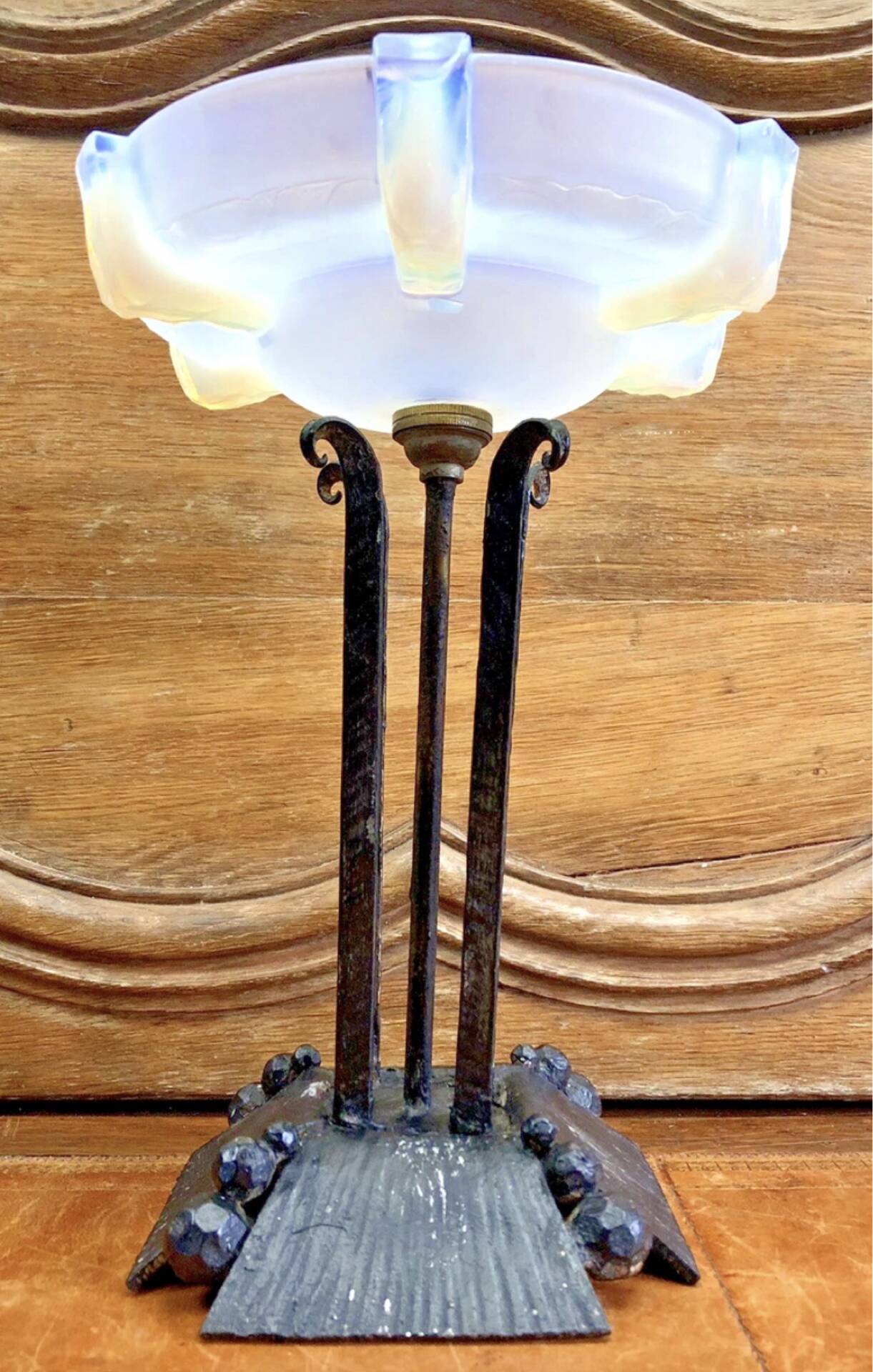 lampe Art Déco fer forgé style Edgar Brandt coupe opalescente Ezan
