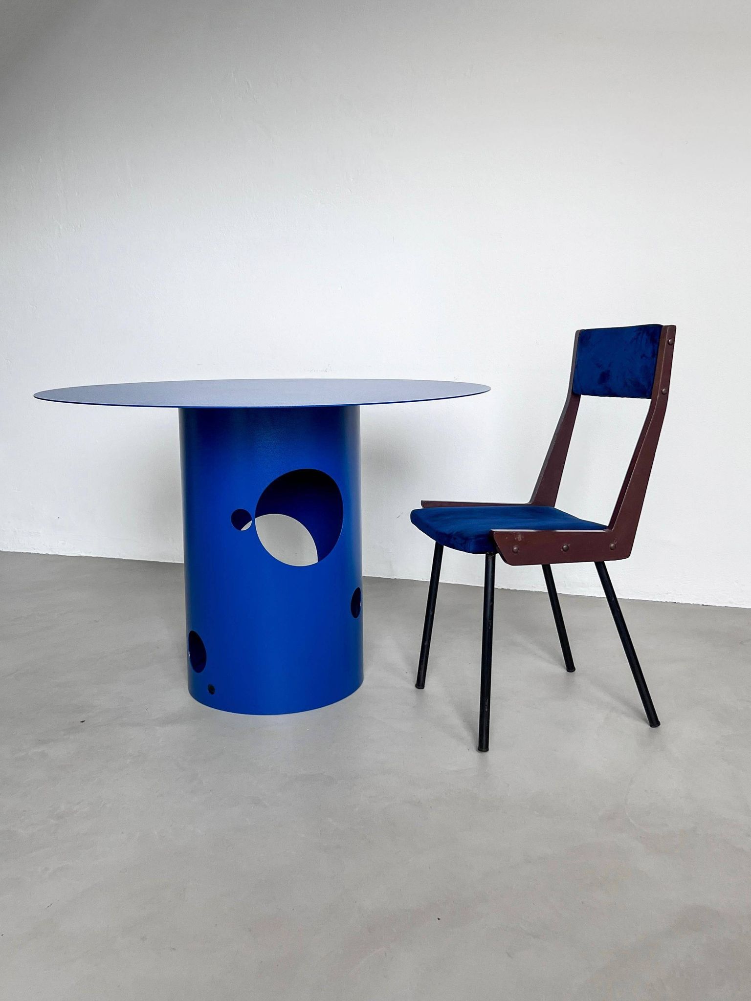 Table de salle à manger italienne contemporaine du XXIe siècle, silos, bleu électrique