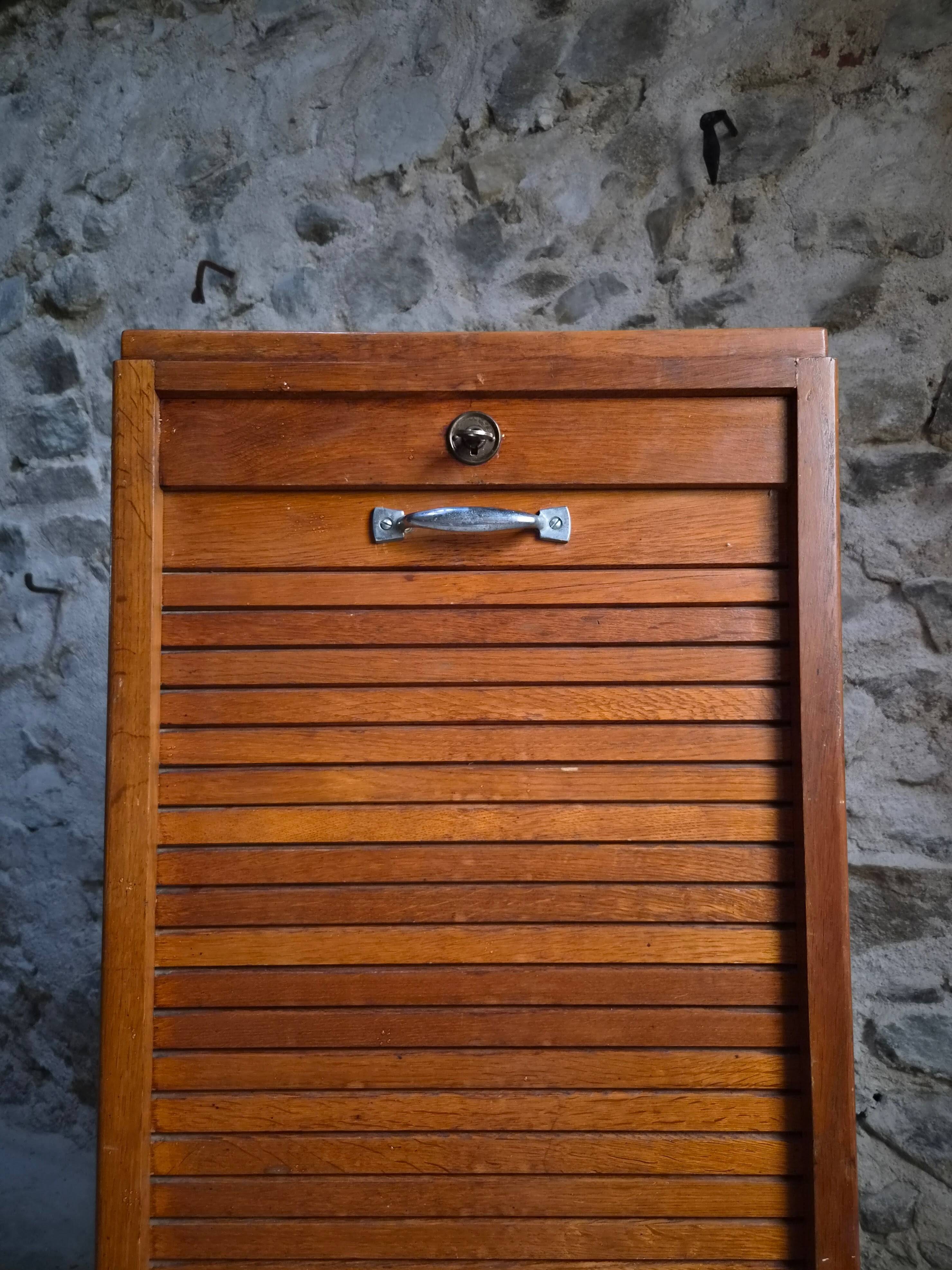 Armoire à rideau vintage en chêne | France | 1960s–1970s
