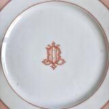 4 assiettes à dessert en porcelaine rose monogrammée