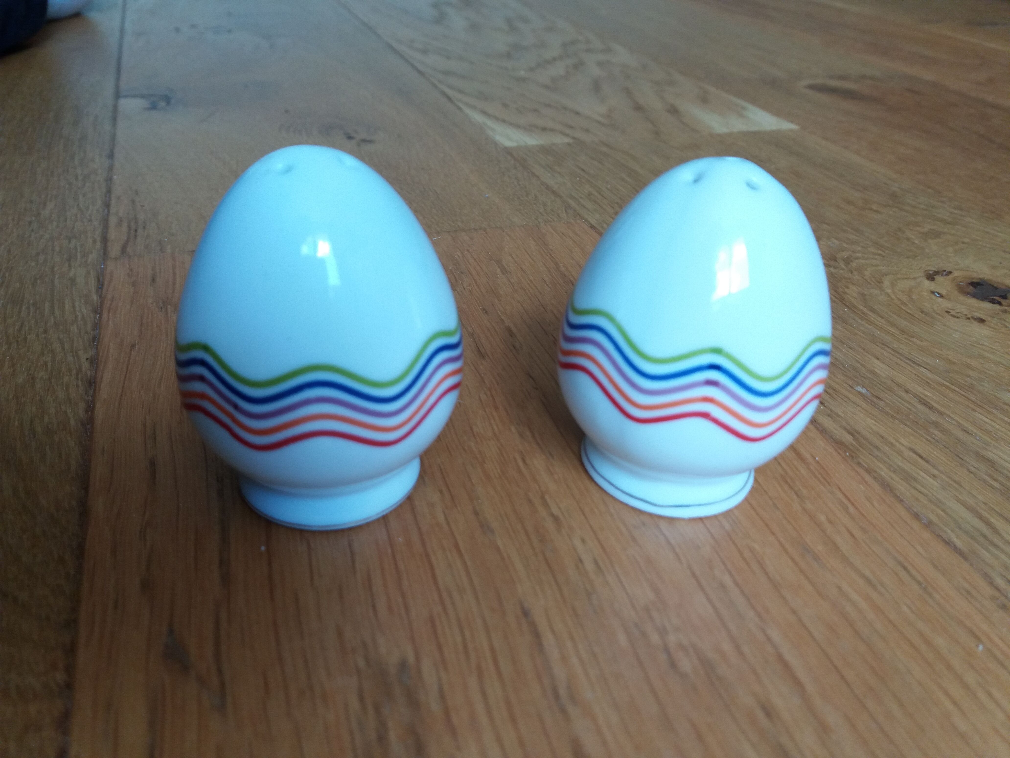 Egg-shaped salt and pepper shaker