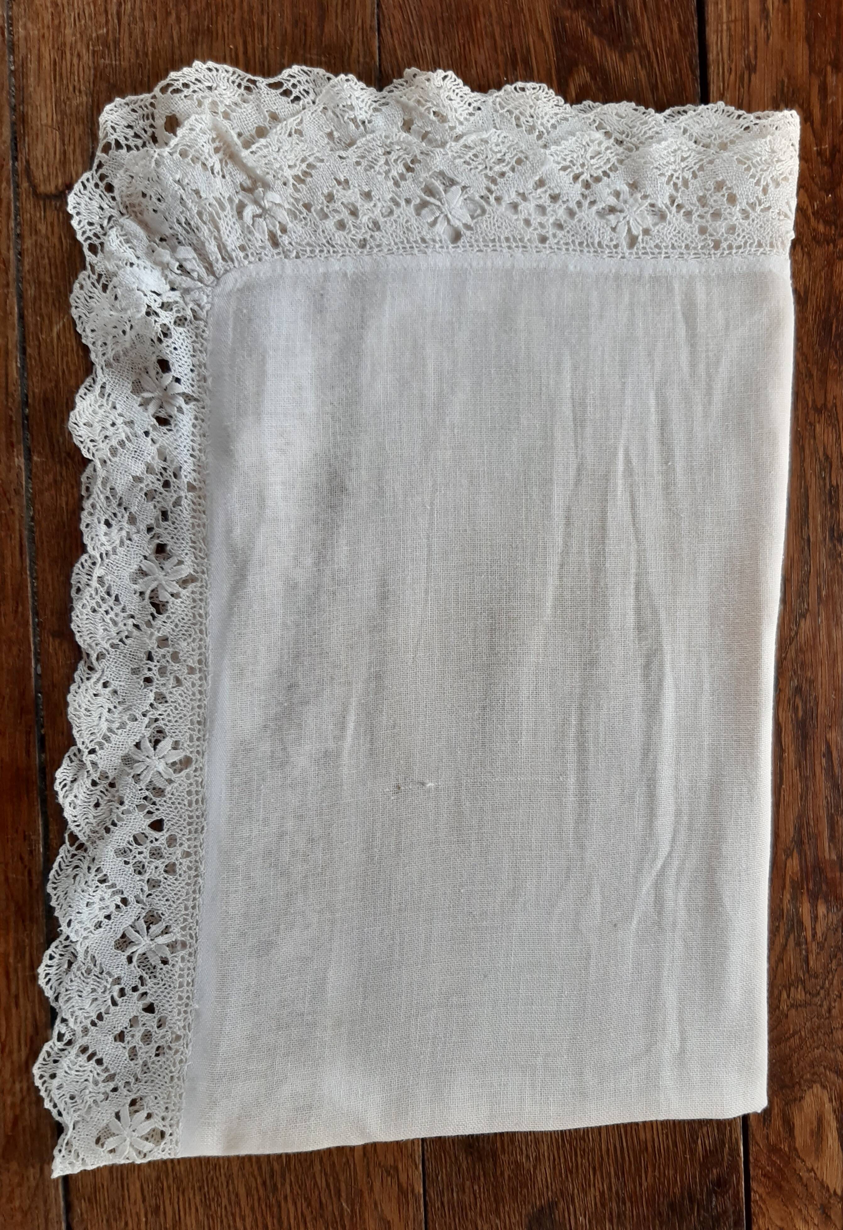 Tablecloth in white-ecru cotton thread. hook border. handmade. 50s.