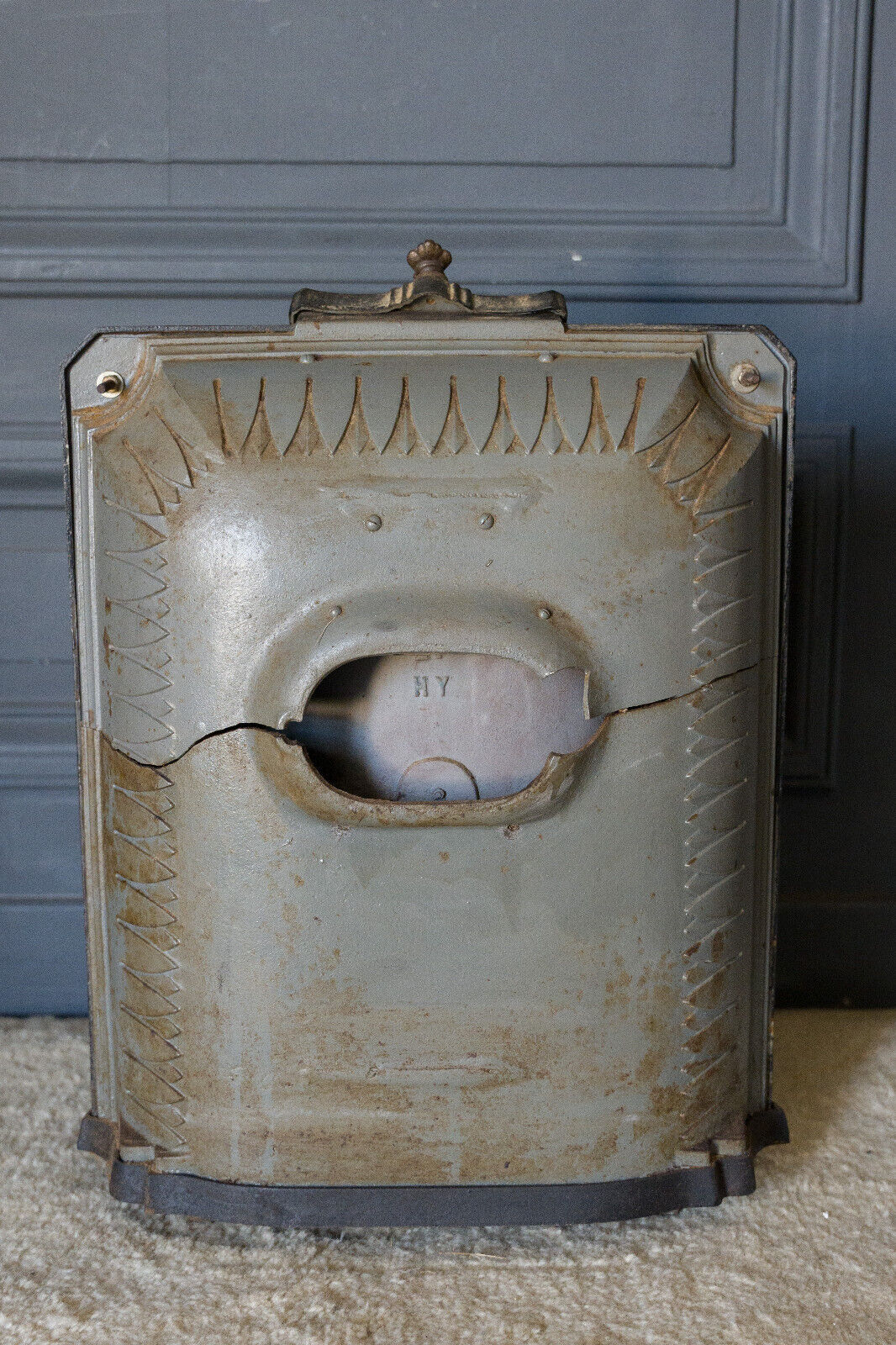 Cast iron stove Forges Fonderie Saint Nicolas brand Holiday Décor holly