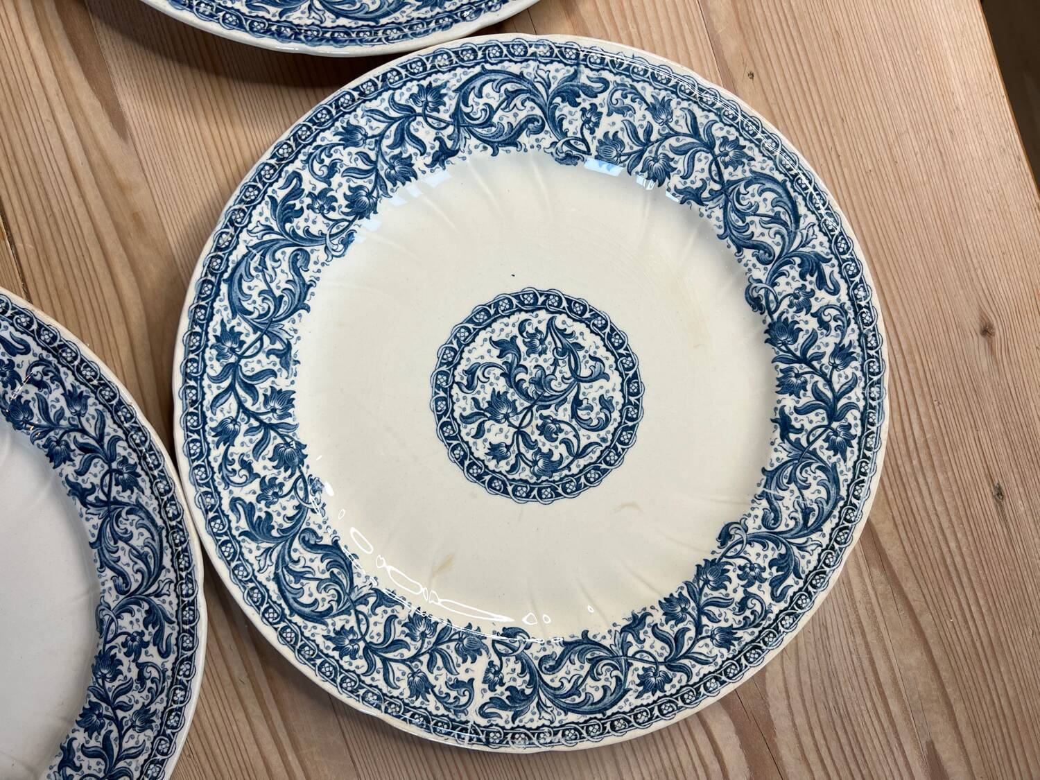 6 flat plates Gien garlands, 1937