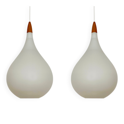 Ensemble de 2 lampes suspendues en opaline suédoise par Uno et Östen Kristiansson pour Lu.