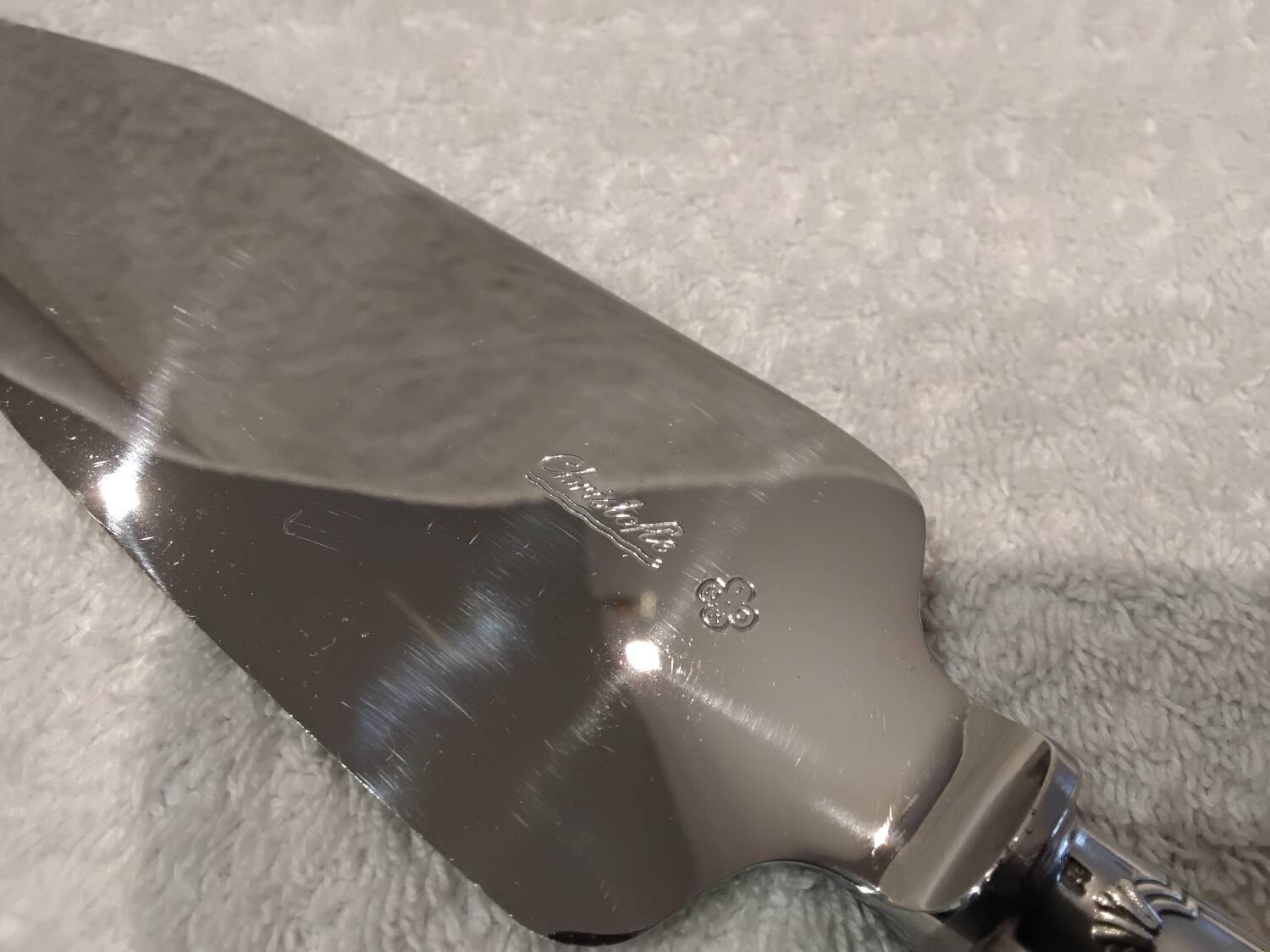 Christofle silver-plated metal cutting pie server with ribbons LXVI