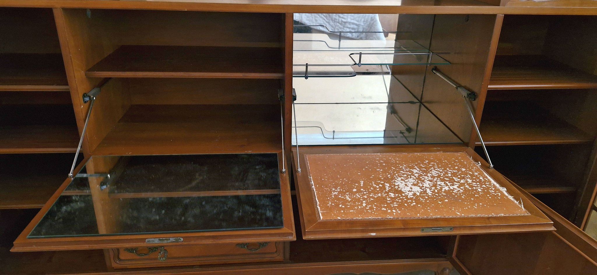 Wooden sideboard with 5 doors and 3 drawers, 2 glass doors.