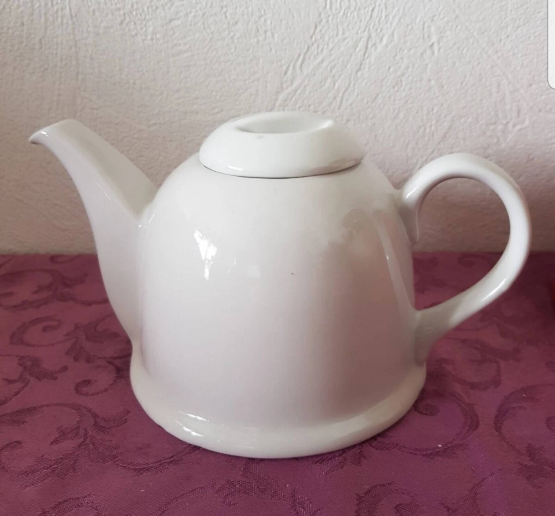 Porcelain teapot with thermal lid