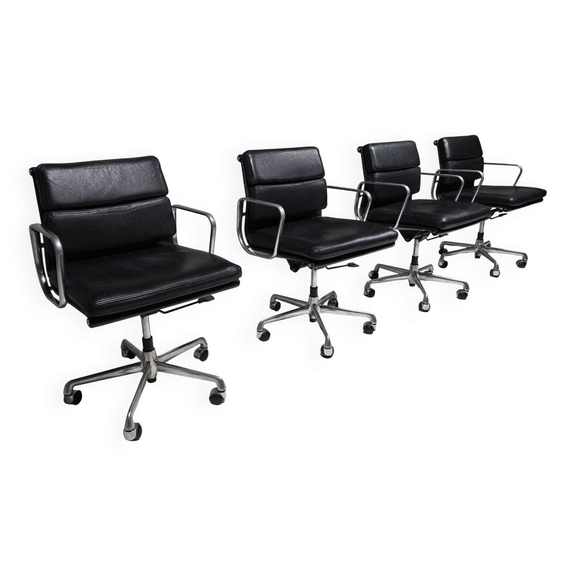 Chaises de bureau EA 217 Soft Pad par Charles et Ray Eames pour ICF, années 1980.