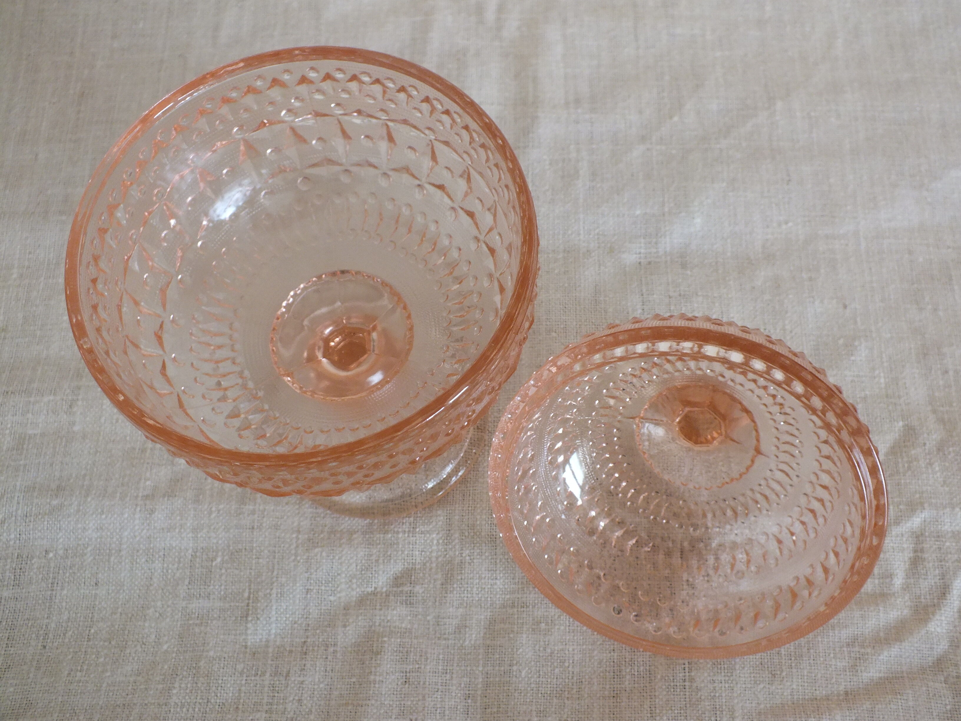 Drageoir or sugar bowl in pink molded glass, rosaline