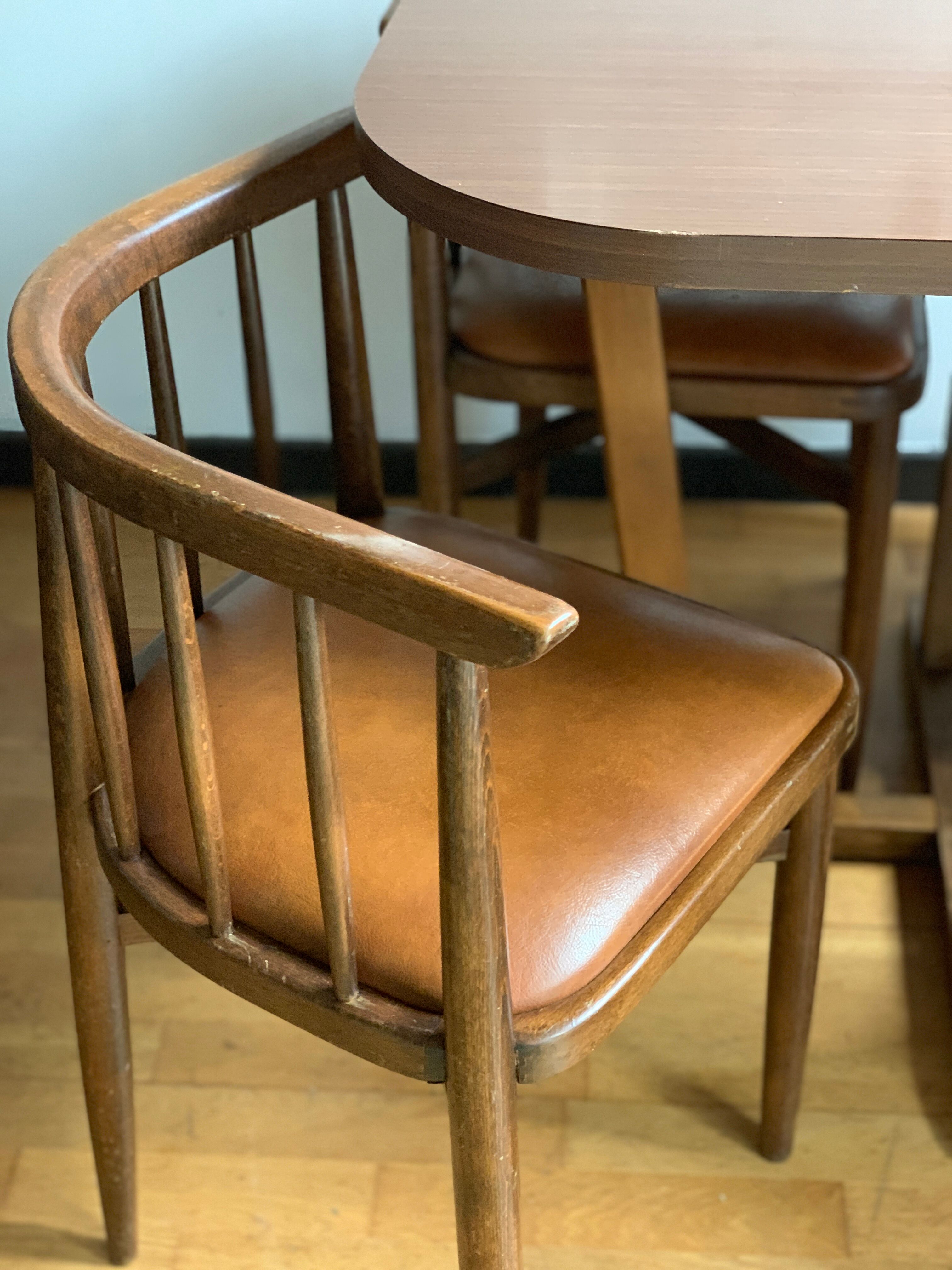 Built-in table and chairs Thonet