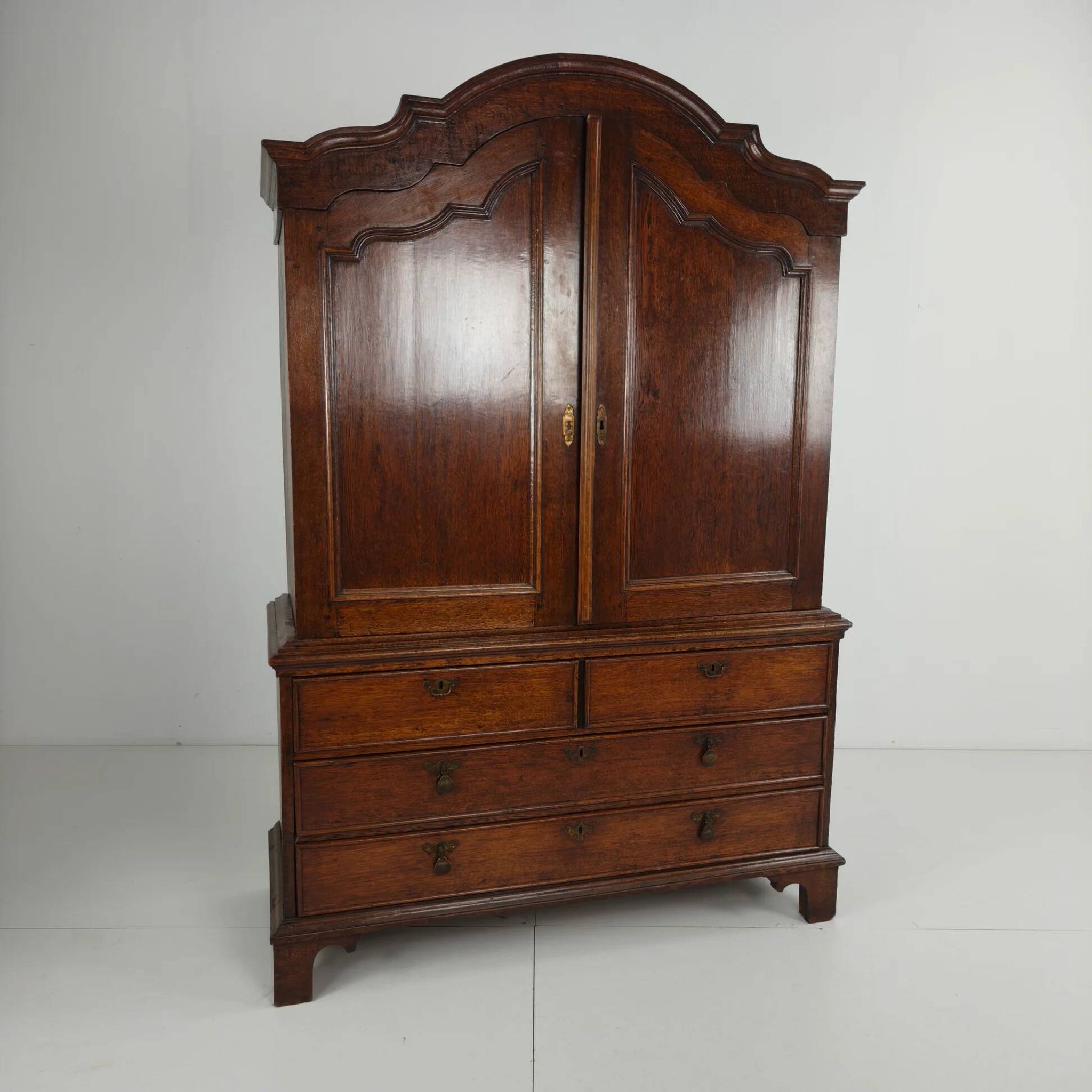 Rare armoire hollandaise en chêne du XVIIIe siècle – « Luierkabinet »