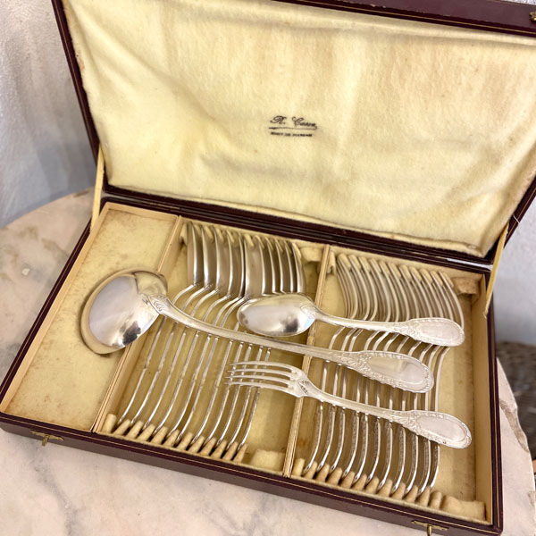 25-piece cutlery set